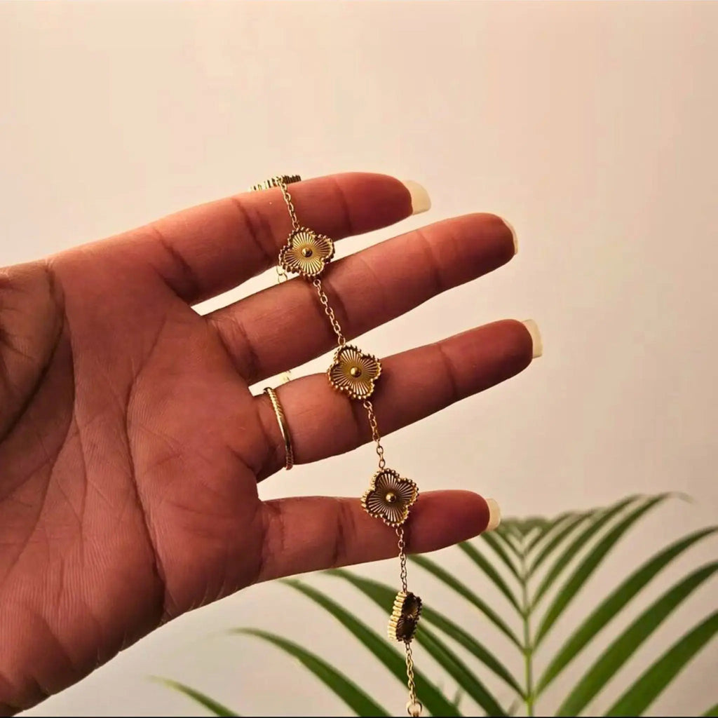 Bracelet providence chrétien doré tenu par une main