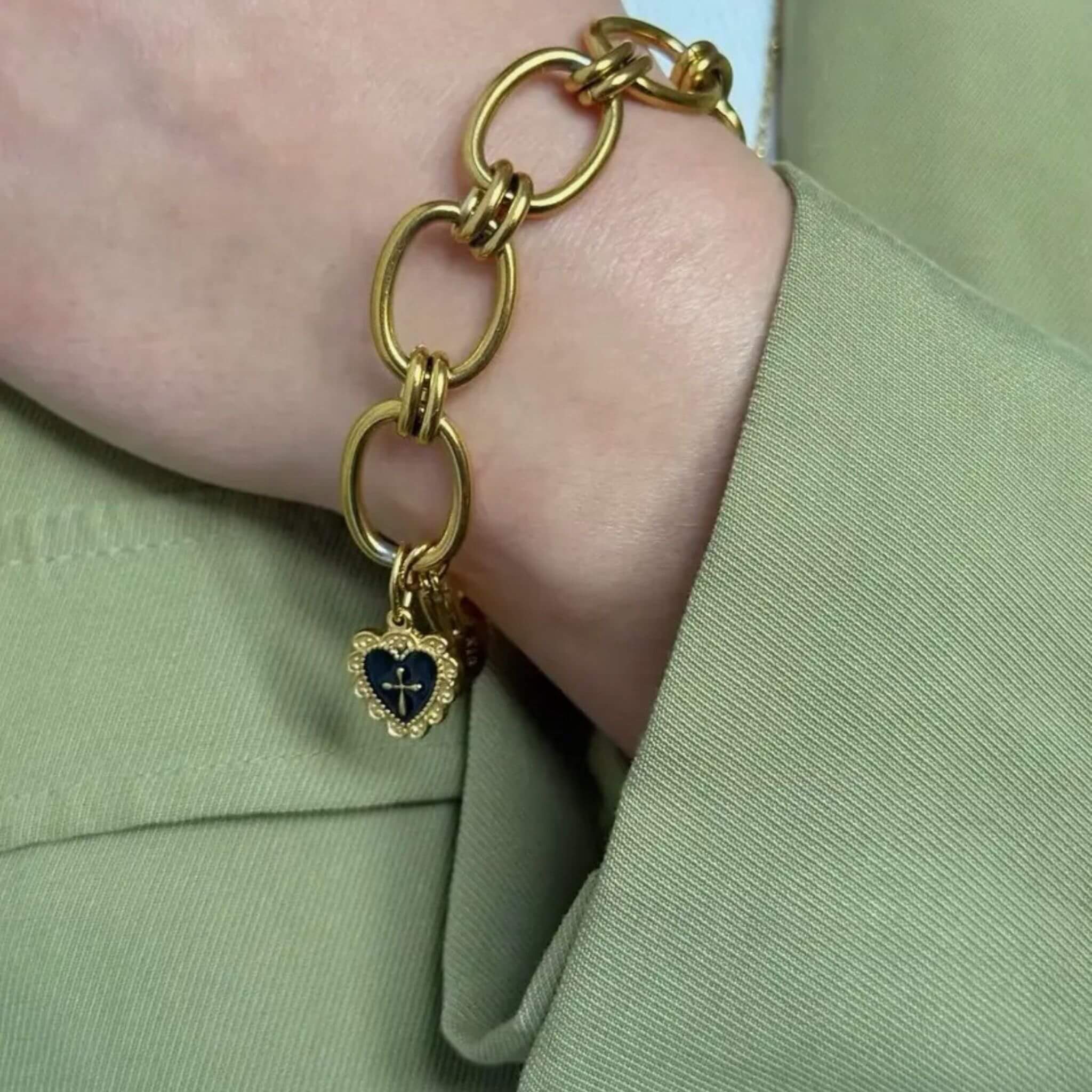 Bracelet Gisèle avec cœur vintage noir et croix dorée porté