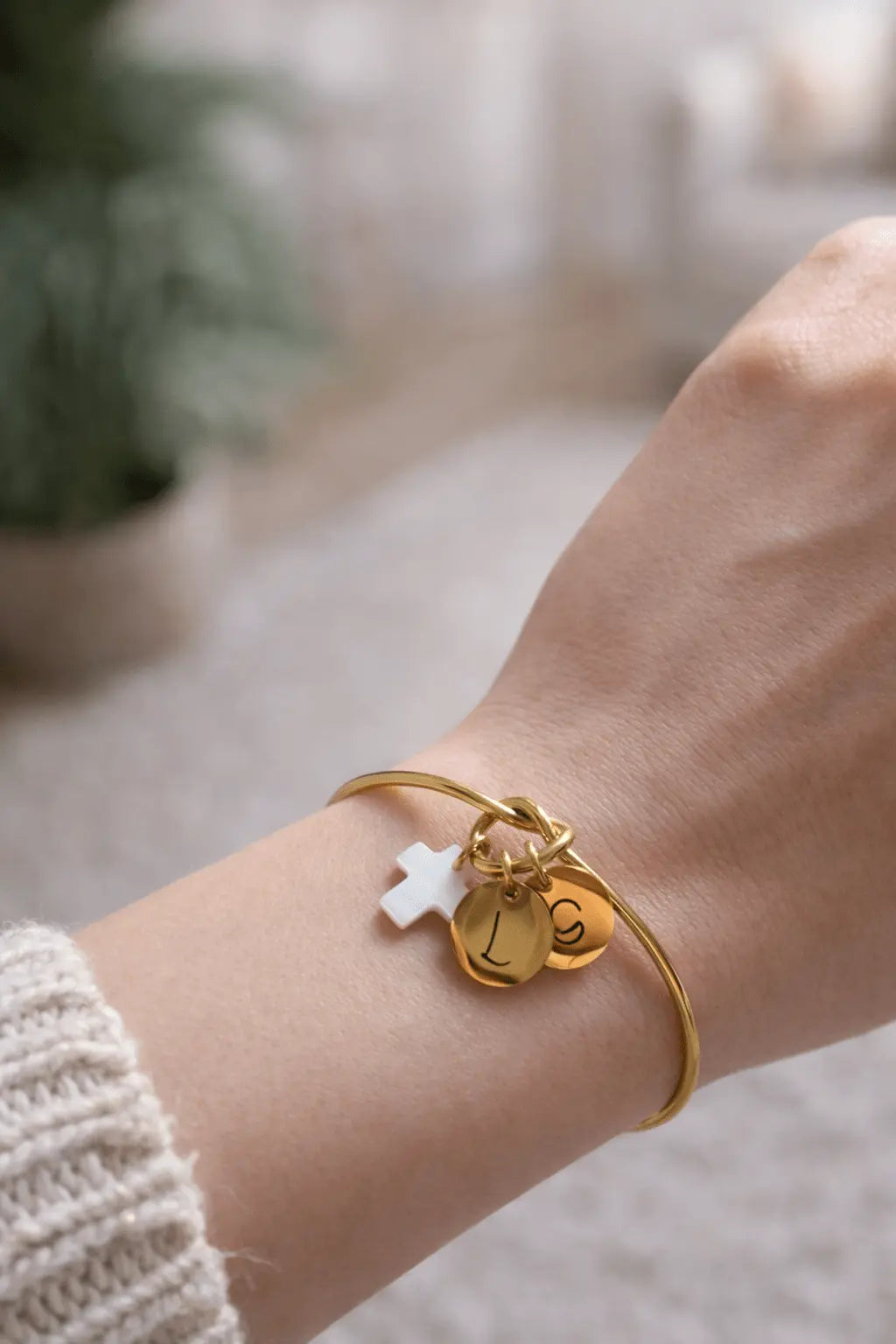 Bracelet jonc Cœur avec médaille à graver et croix en nacre - Bijoux Croix