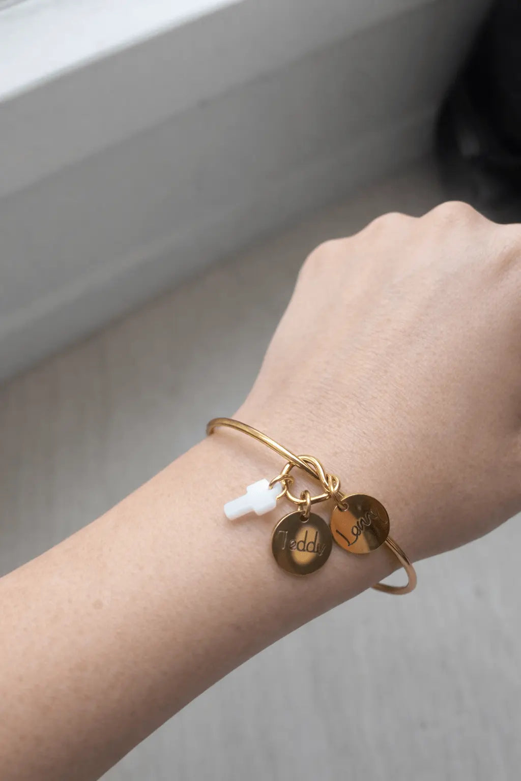 Bracelet jonc Cœur avec médaille à graver et croix en nacre - Bijoux Croix