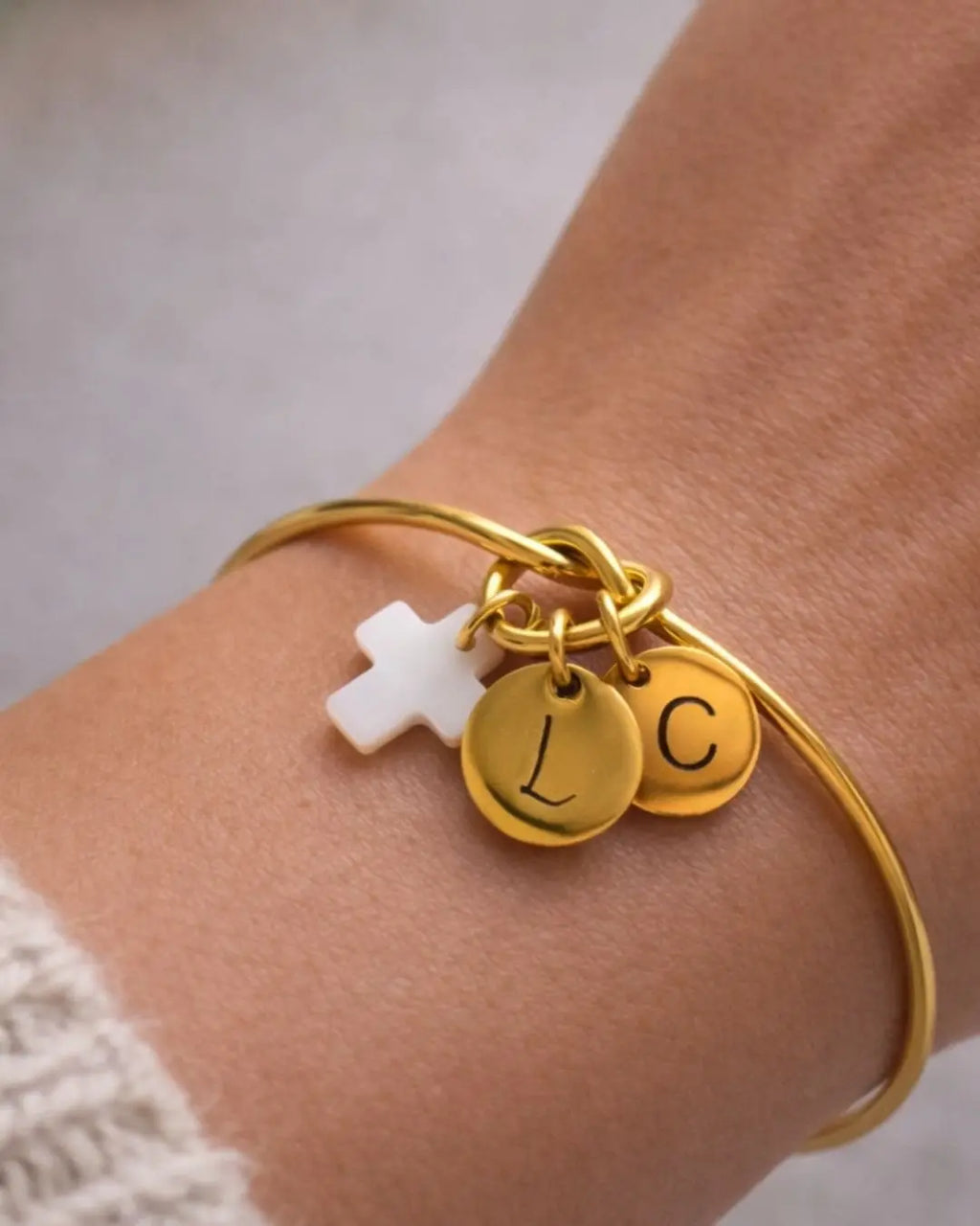 Bracelet jonc Cœur avec médaille à graver et croix en nacre - Bijoux Croix