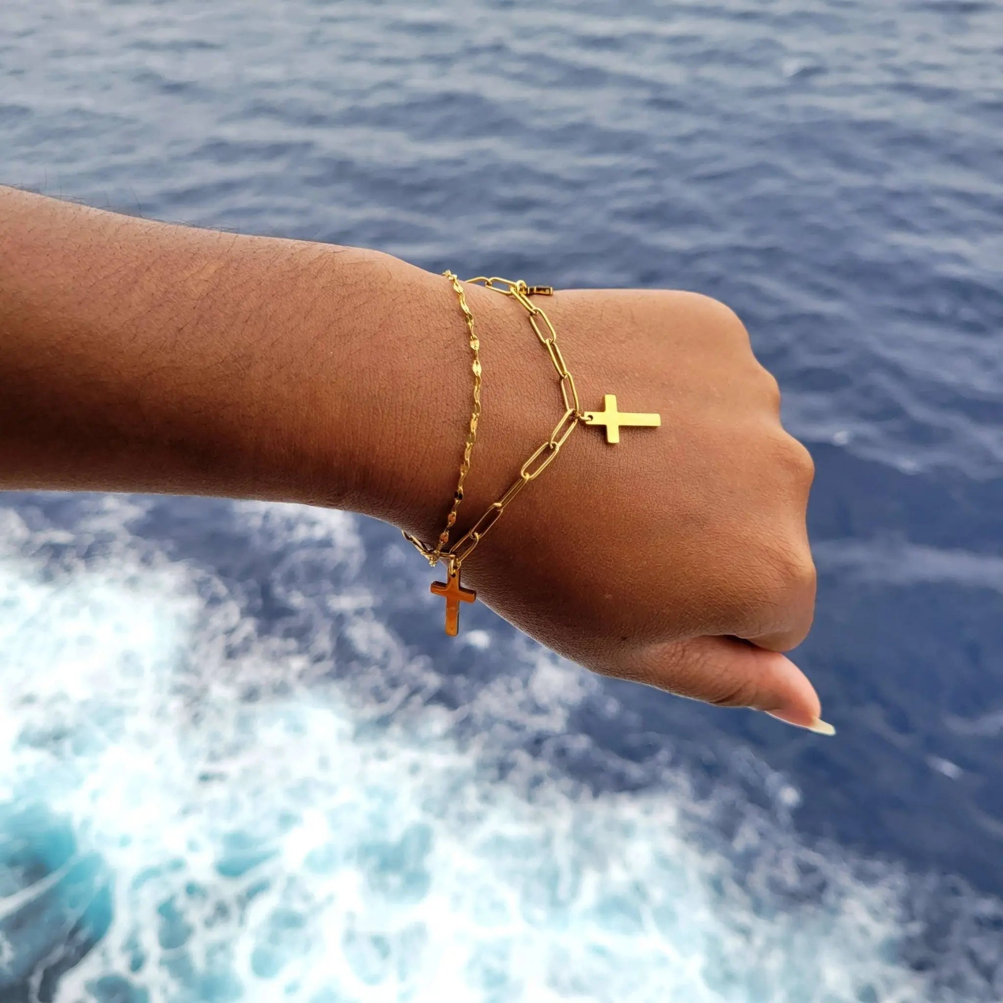 Bracelet Triple Croix Doré porté sur main