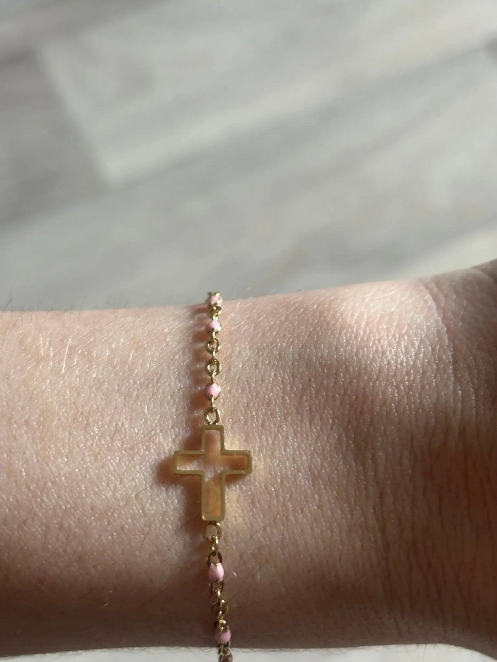 Pulsera Camino de Fe con petite cruz dorada minimaliste