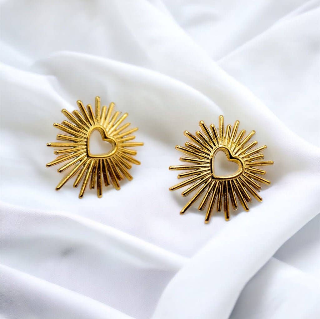 Clous d’oreilles Sacré-Cœur dorés en acier inoxydable plaqué or sur fond blanc – Bijoux Croix