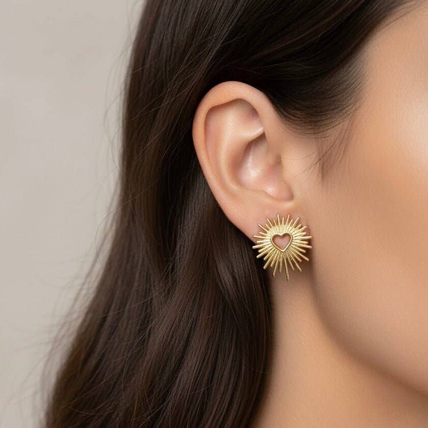 Clous d’oreilles Sacré-Cœur dorés portés par mannequin – acier inoxydable plaqué or – Bijoux Croix