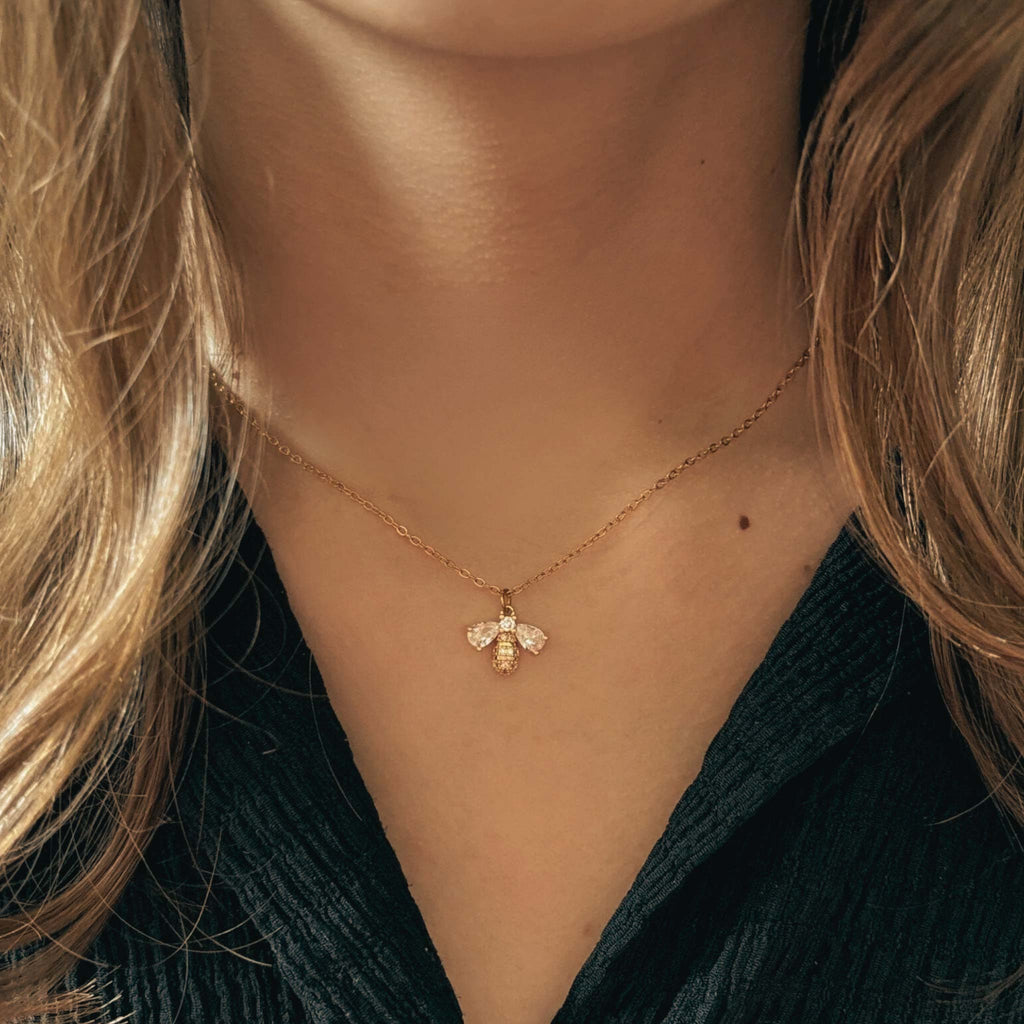 Collier Abeille Divine porté
