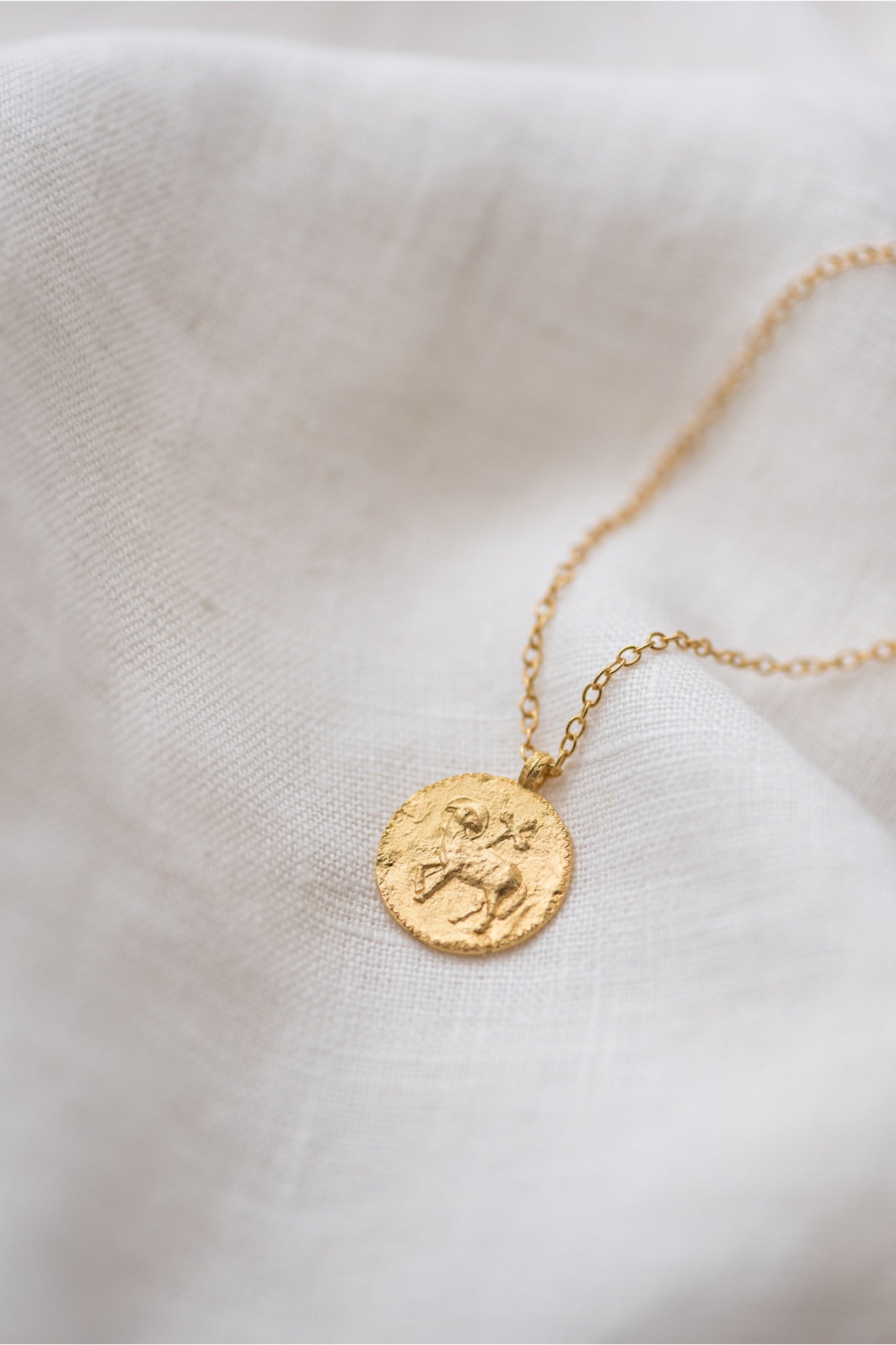 Collier Agnus Dei mis en scène, bijou religieux élégant en or 24 carats