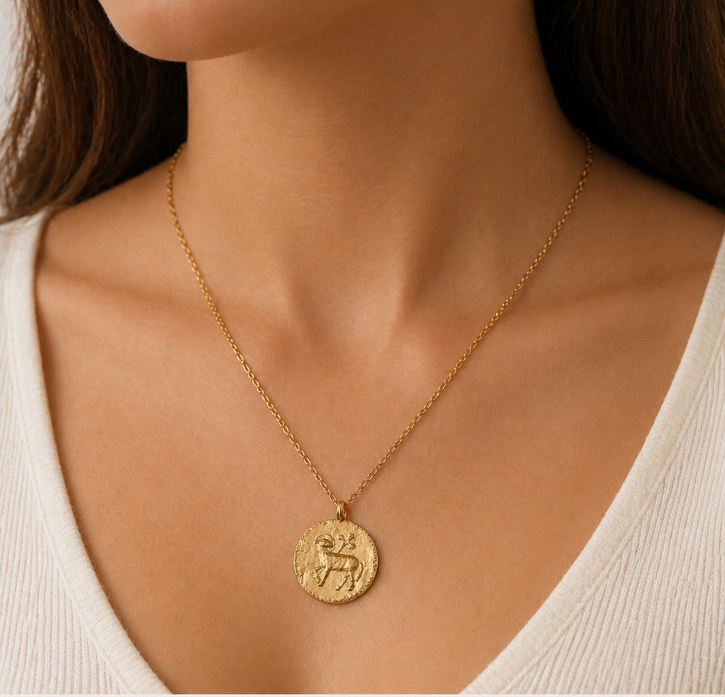 Collier Agnus Dei porté, bijou chrétien doré en or 24 carats