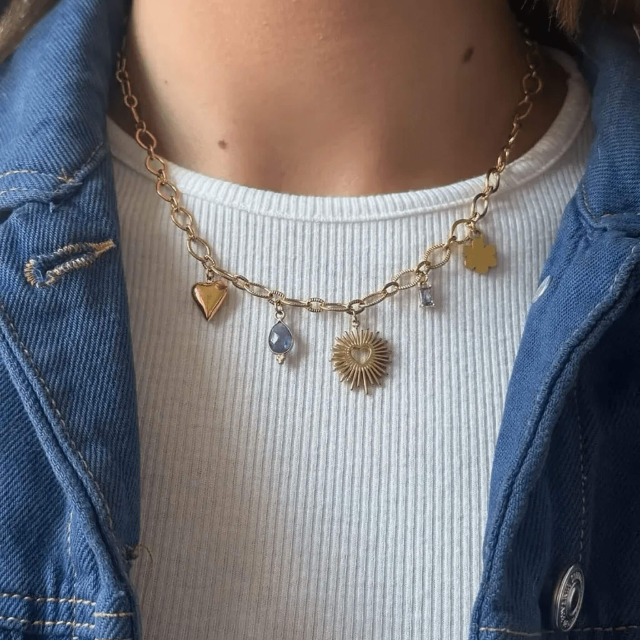 Collier breloques Esmée – Sacré Cœur & Améthyste porté