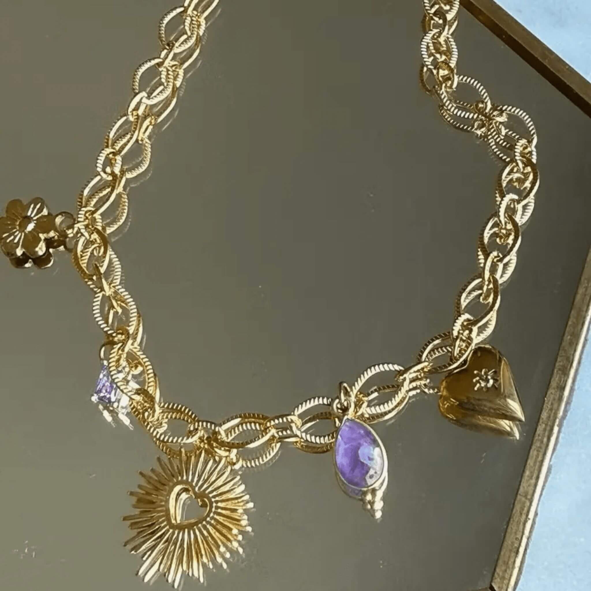 Zoom sur le collier breloques Esmée – Sacré Cœur & Améthyste