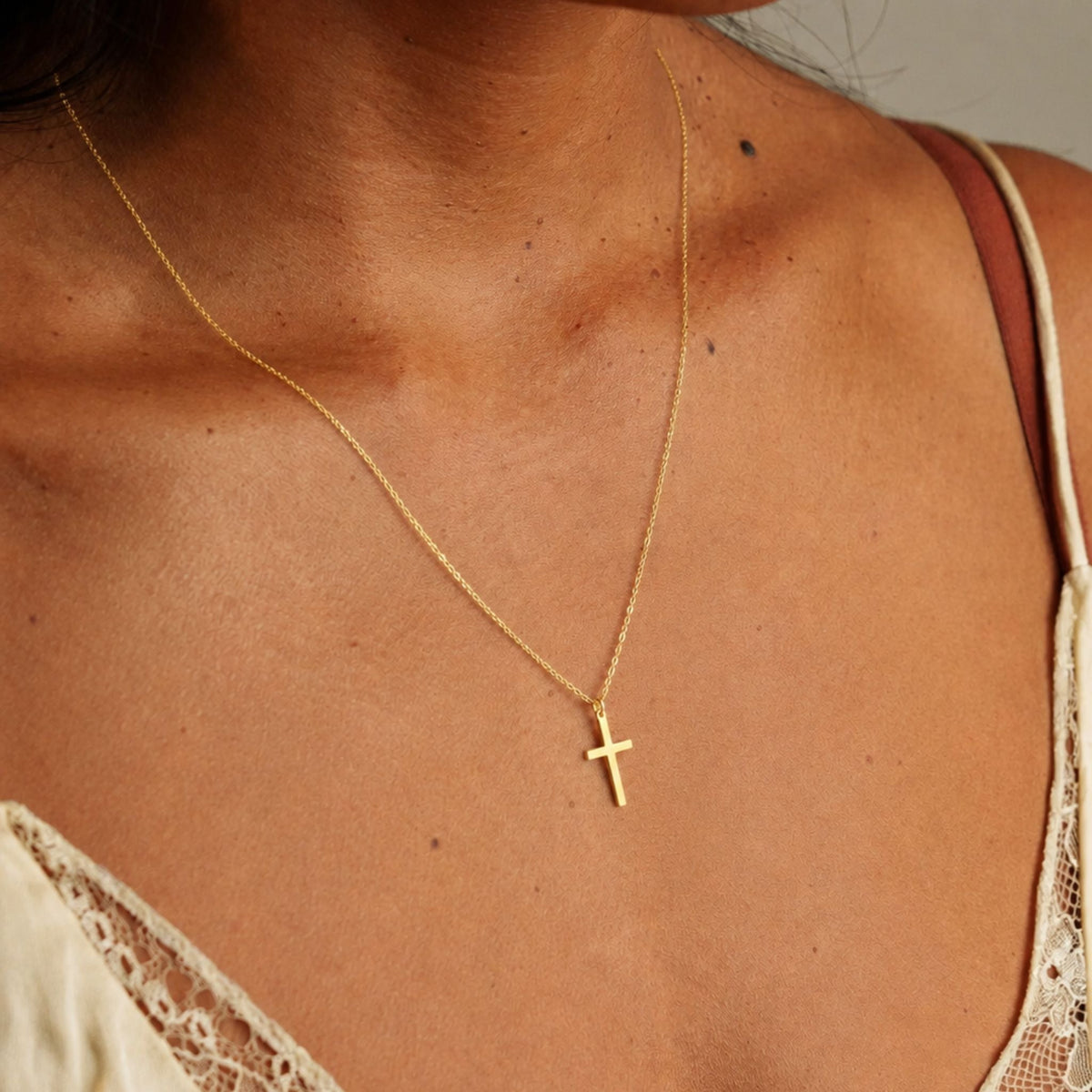 Collier chrétien doré avec croix en acier inoxydable