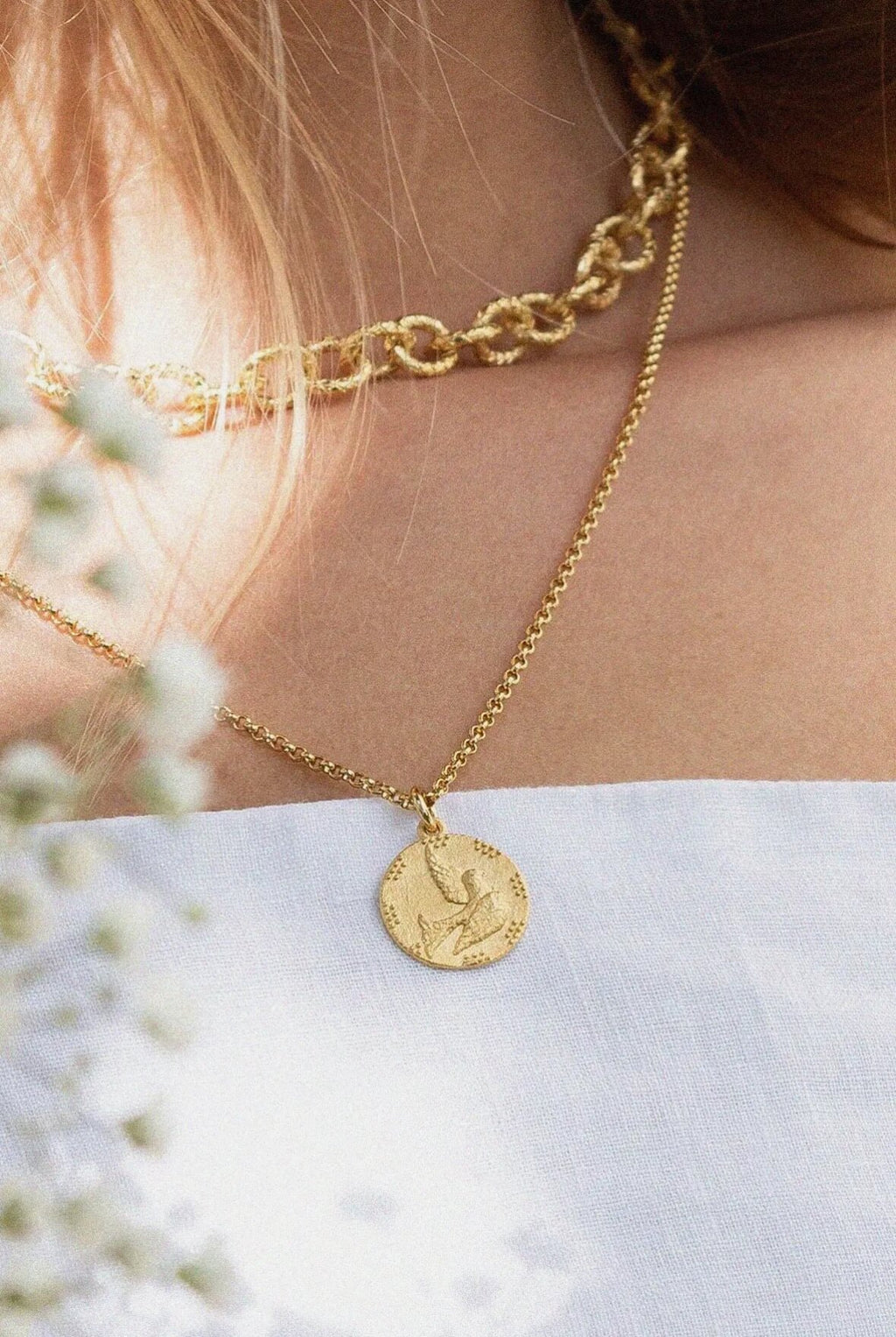 Collier Colombe porté, bijou chrétien doré en or 24 carats