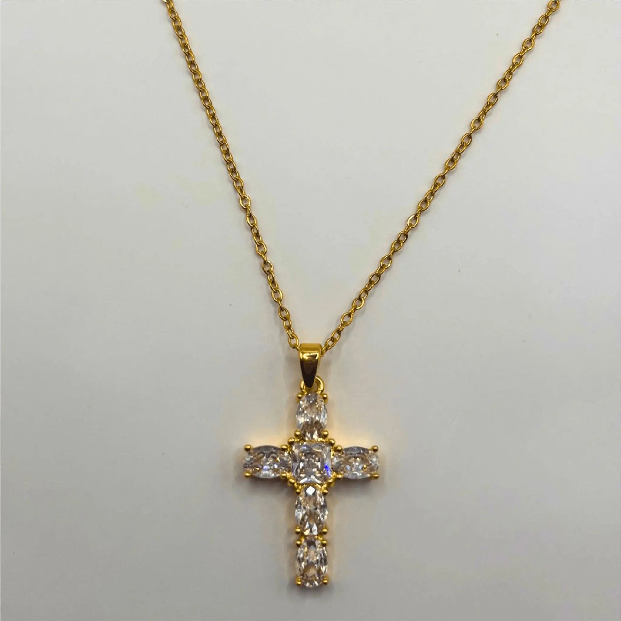 Détail du collier croix en acier inoxydable plaqué or Lumière Divine