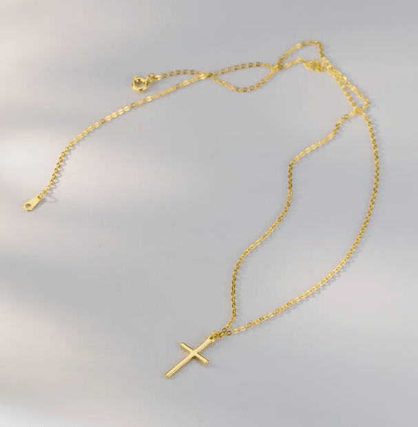 Collier Croix Adonaï en argent plaqué or 18K - gros plan croix dorée