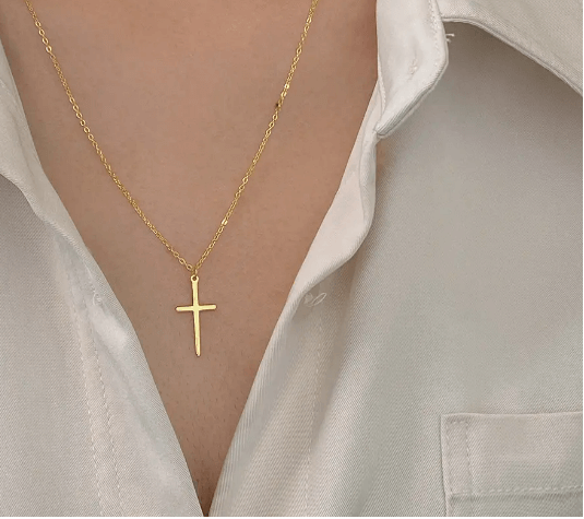 Collier Croix Adonaï en argent plaqué or 18K porté autour du cou