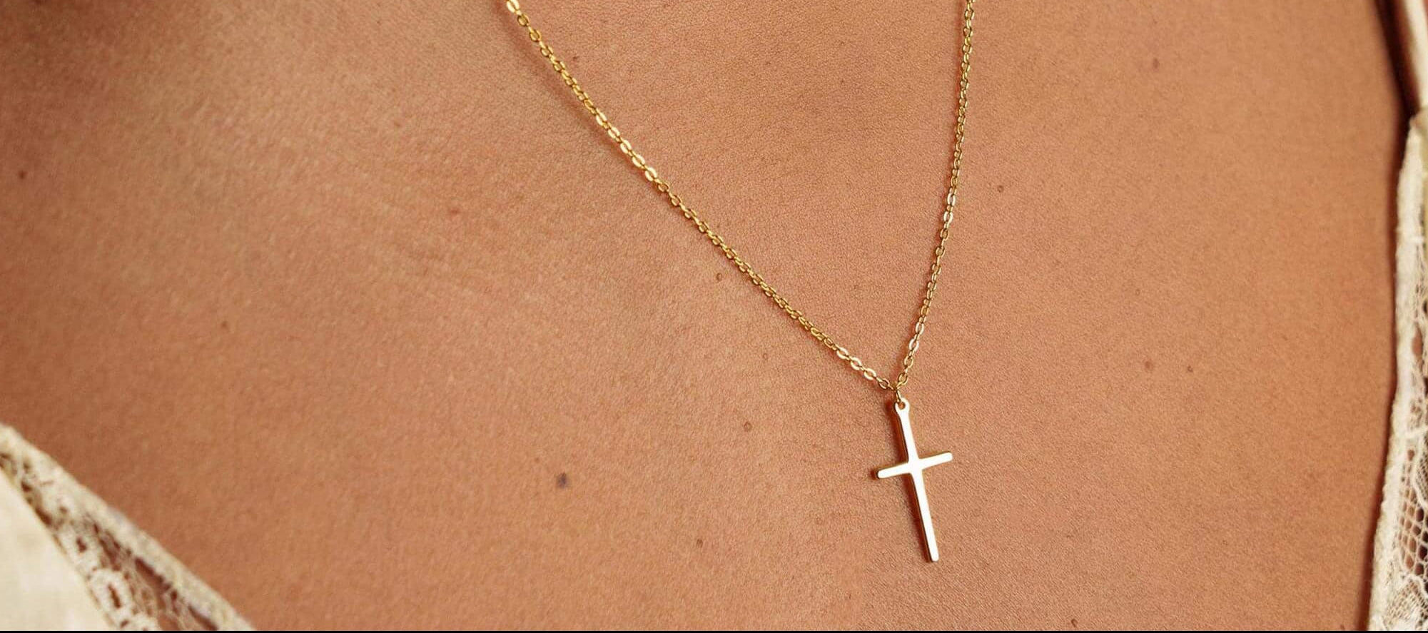 Collier Croix Adonaï en argent plaqué or 18K - vue globale du pendentif