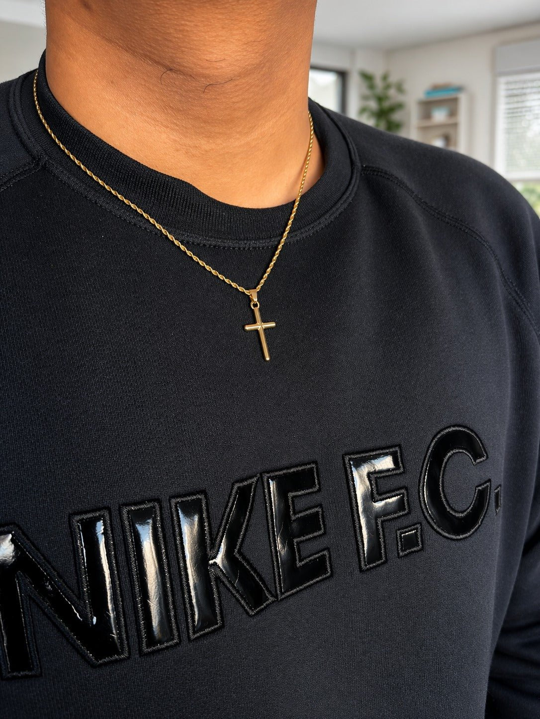 Collier croix Adonaï porté par un homme