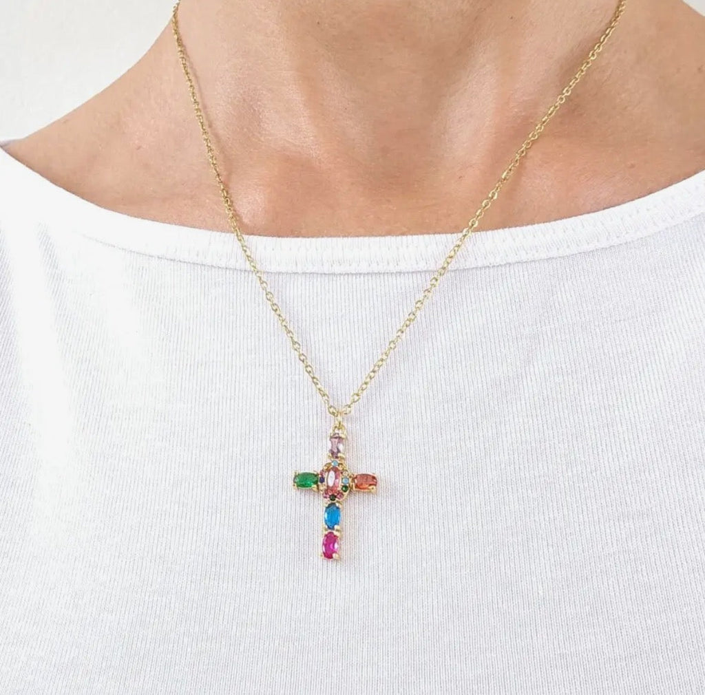 Collier Croix Arc-en-Ciel porté sur buste