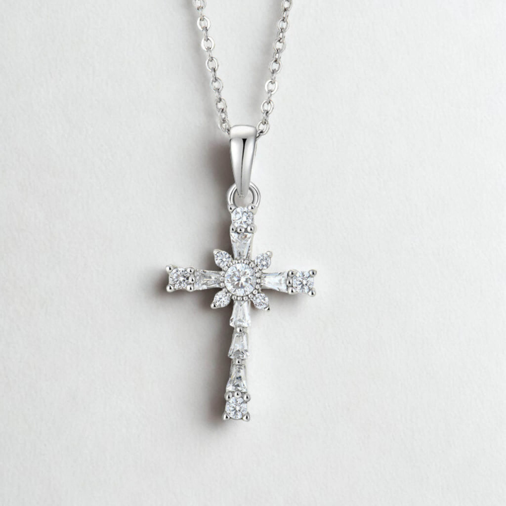 Collier Croix Chloé finition argent