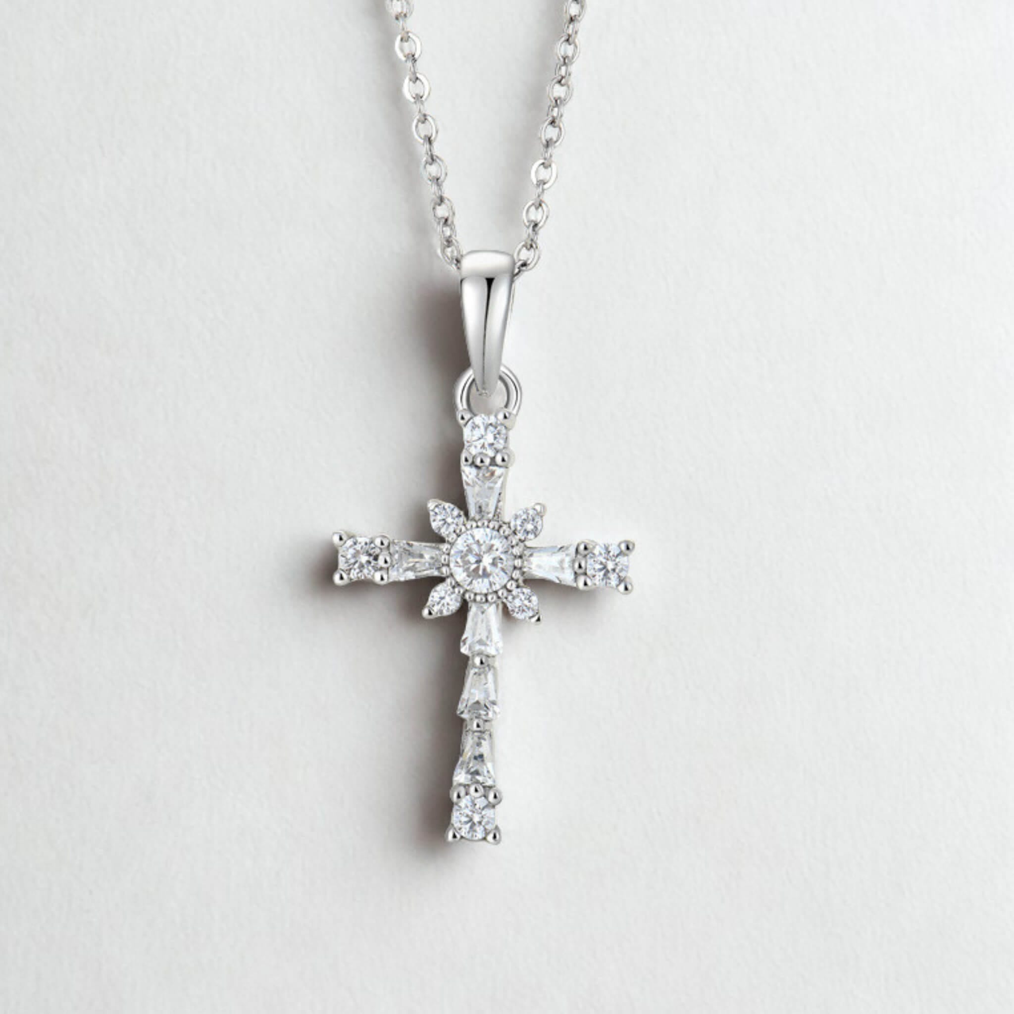 Collier Croix Chloé finition argent
