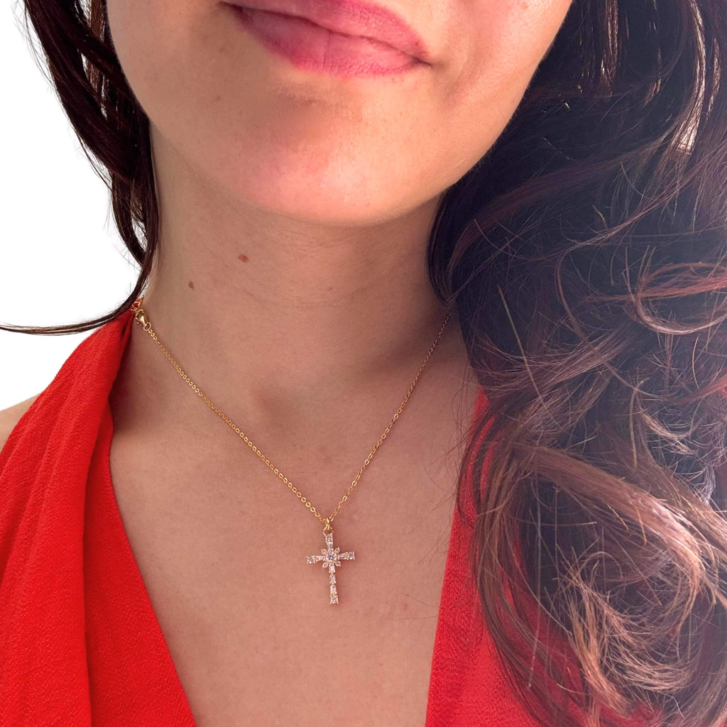 Collier Croix Chloé sur mannequin