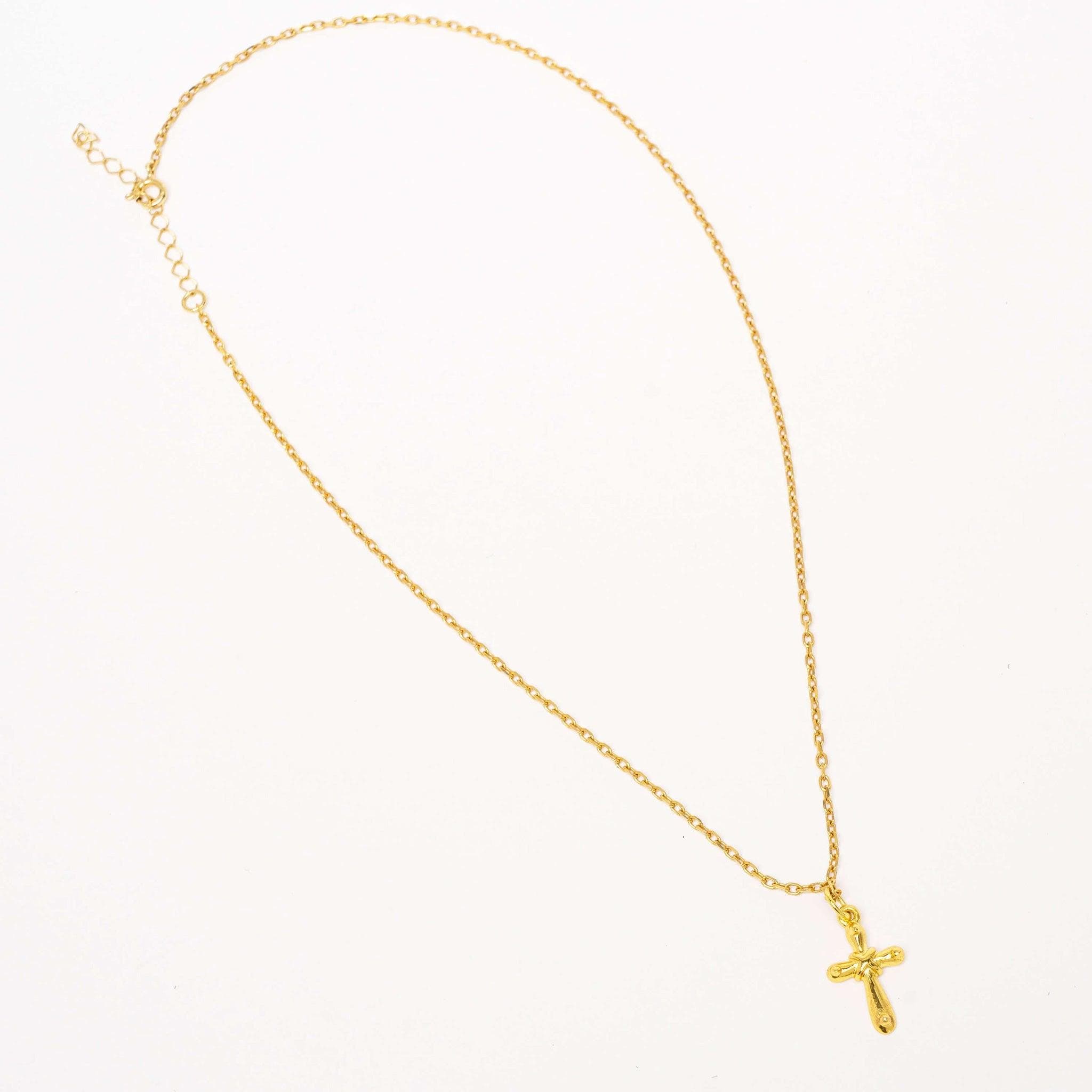 Collier Croix Déborah en plaqué or, vue complète avec chaîne 
