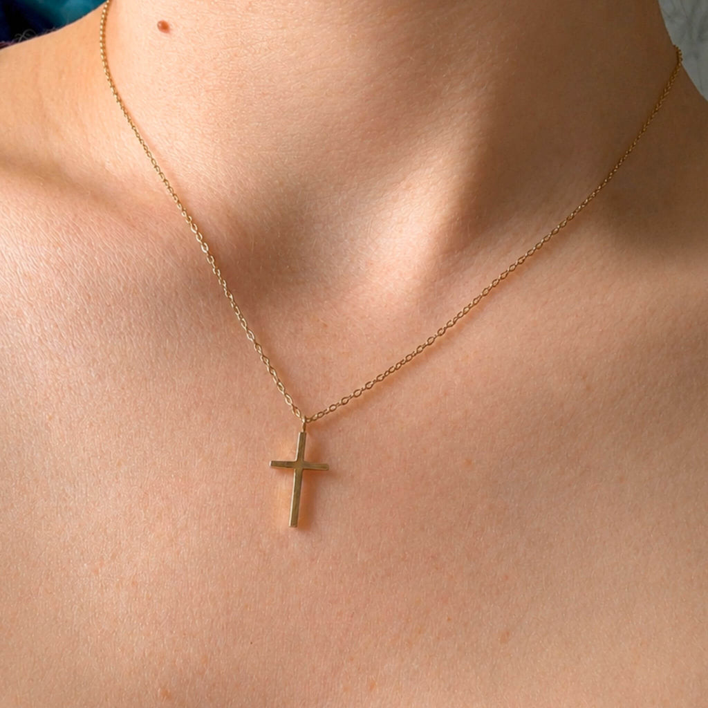 Collier croix chrétienne discret Adonaï à porter au quotidien