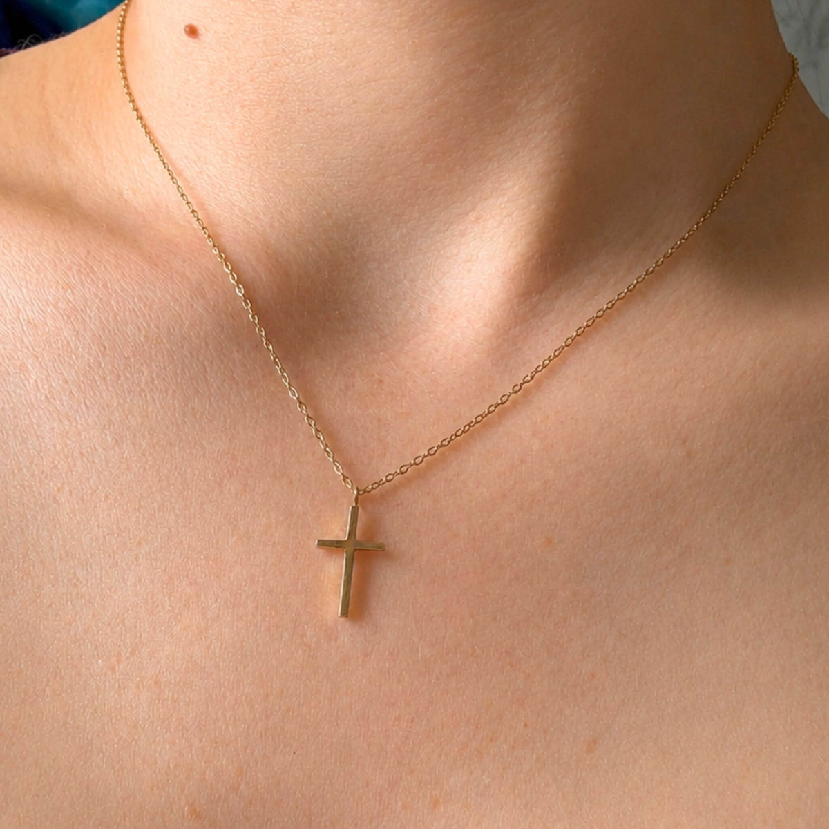 Collier croix chrétienne discret Adonaï à porter au quotidien