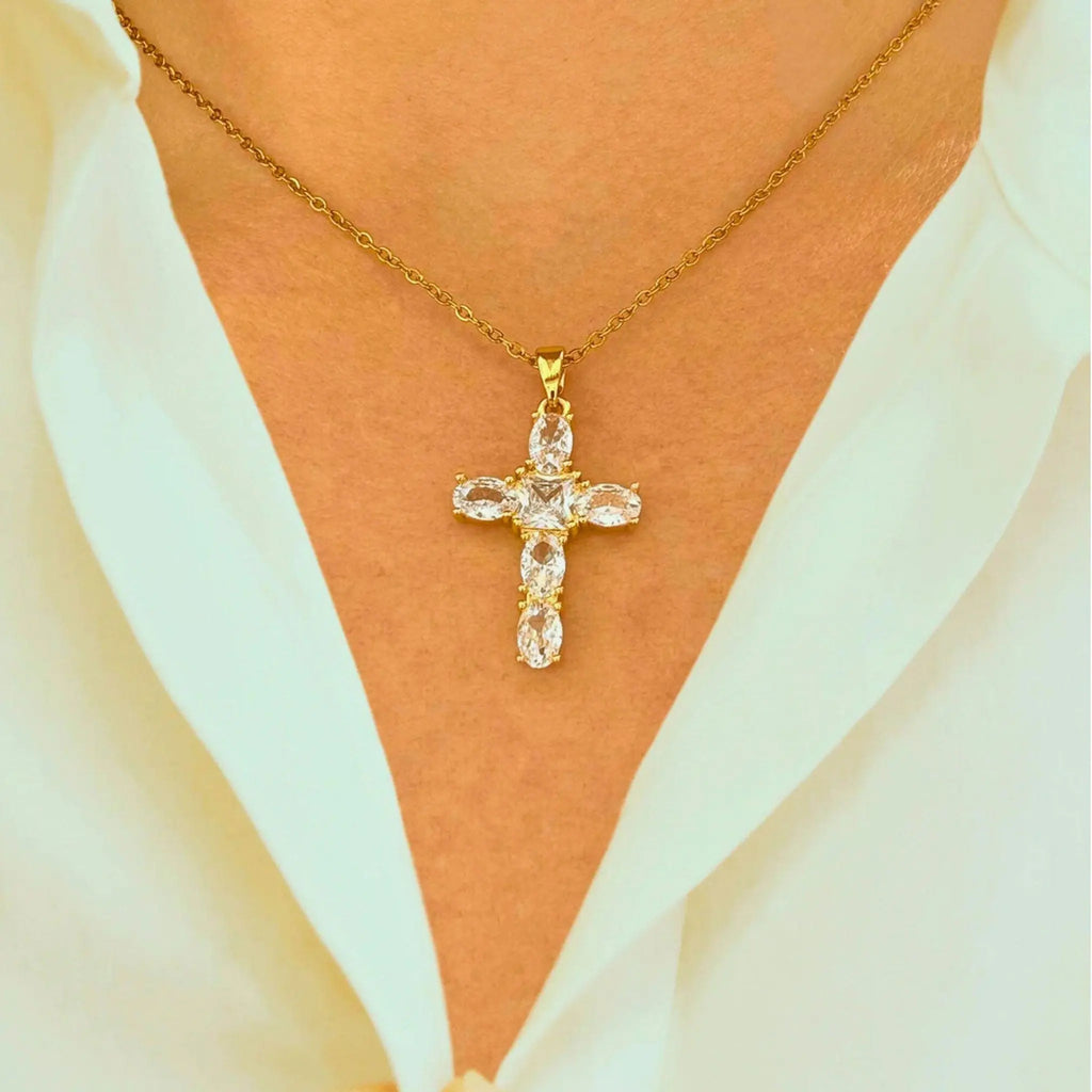 Collier croix doré Lumière Divine porté au cou