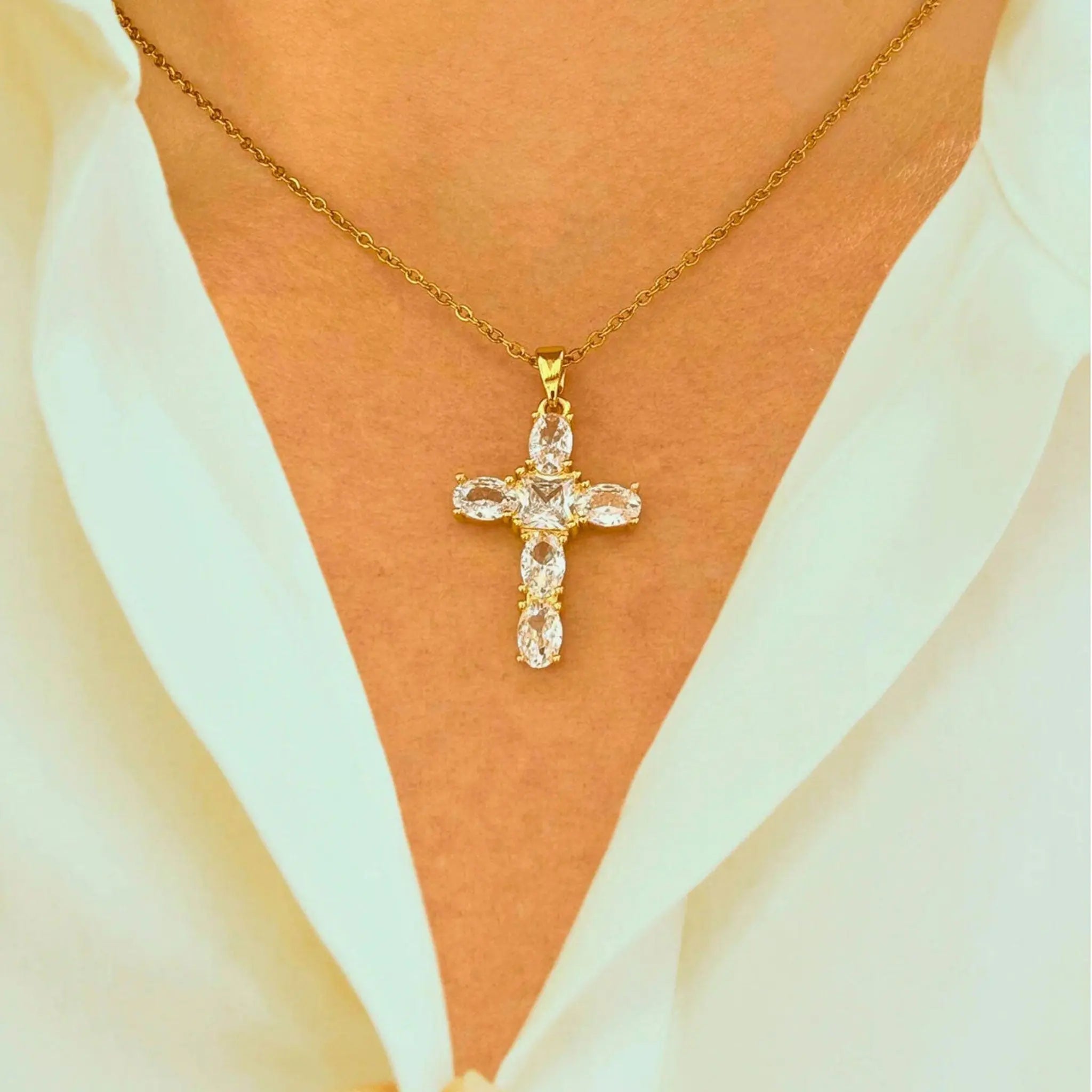 Collier croix doré Lumière Divine porté au cou