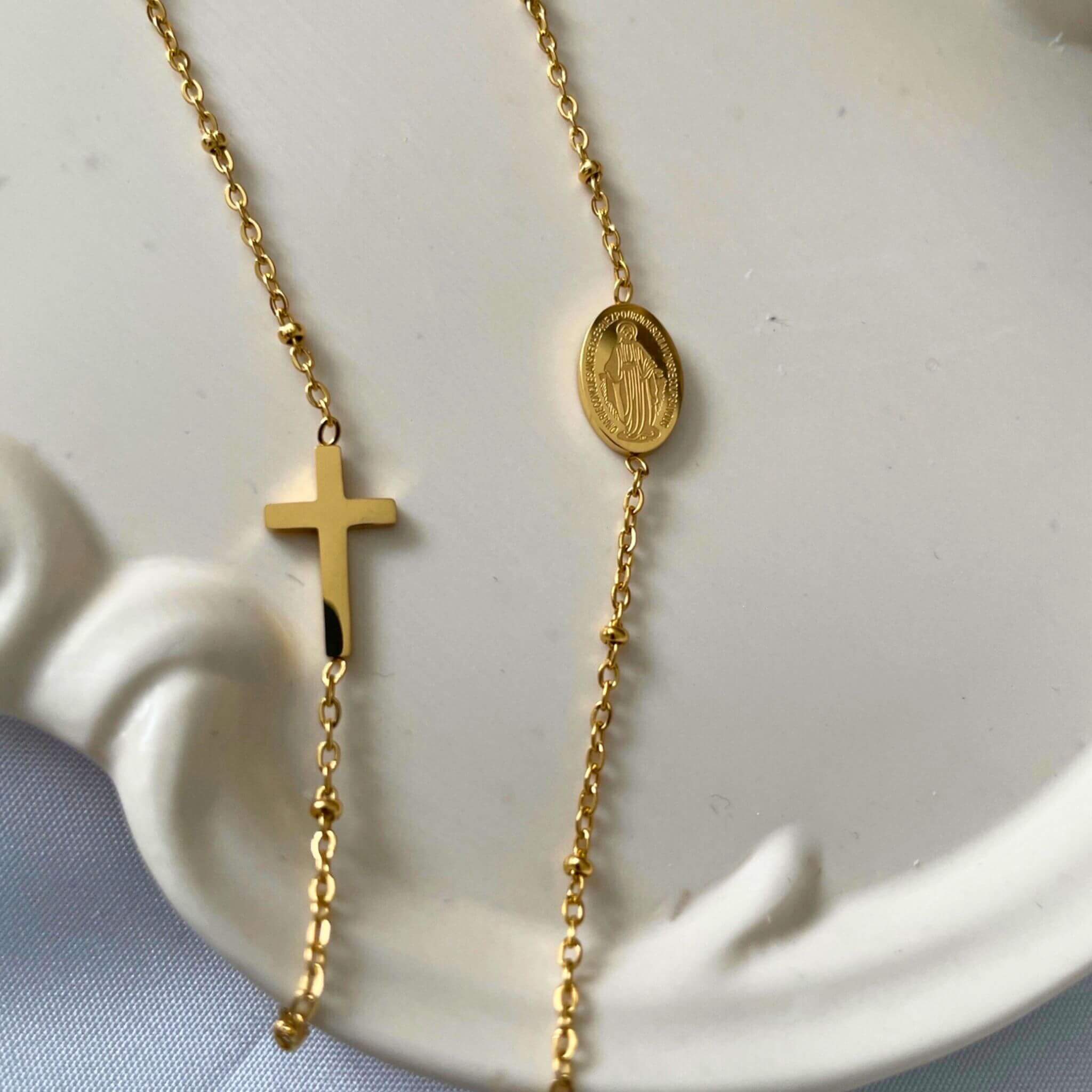 Détail rapproché du Collier Croix Eden avec petite croix et médaille Vierge Marie