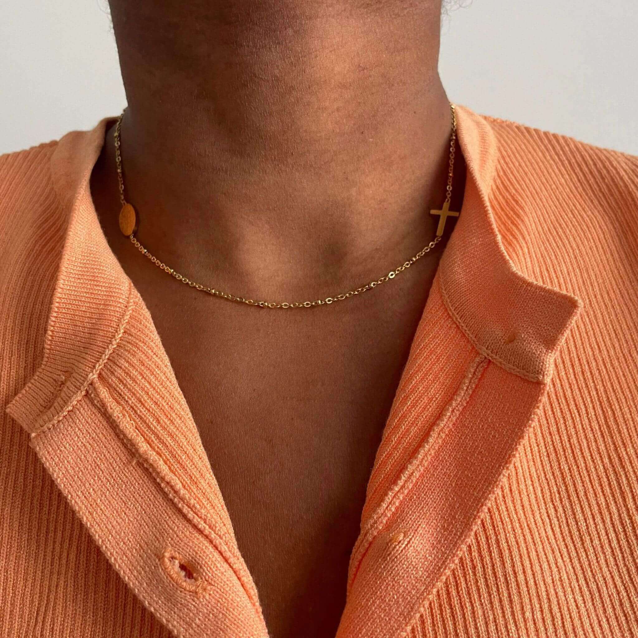 Collier Croix Eden porté, avec croix et médaille Vierge Marie