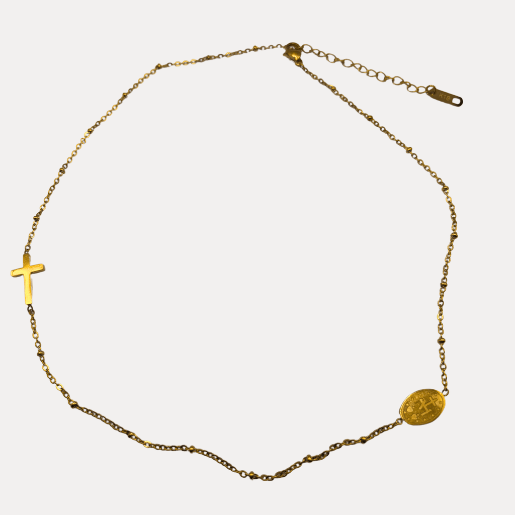 Collier Croix Eden en acier doré avec croix et médaille de la Vierge Marie sur fond blanc