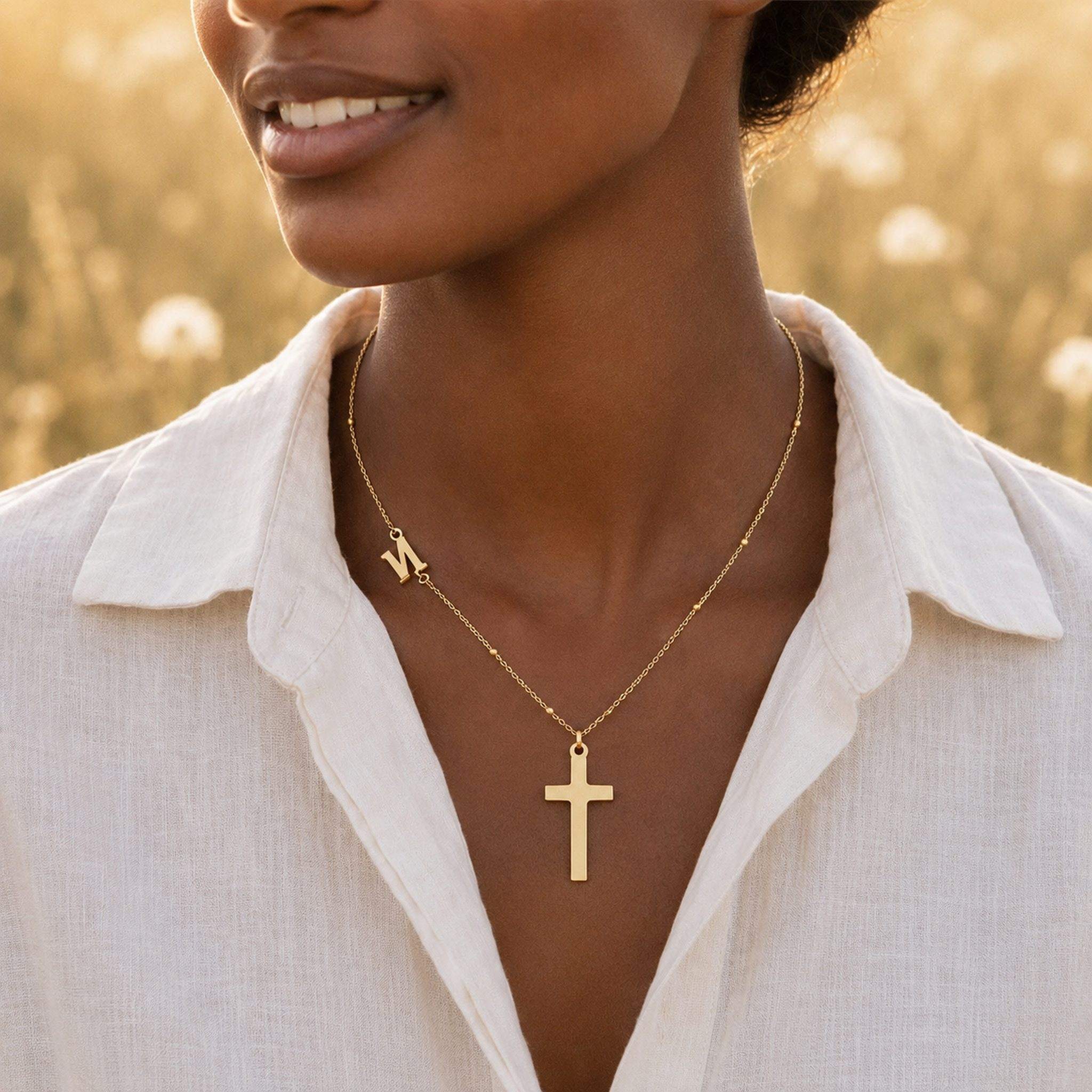 Collier Croix et Initiale doré porté - Bijoux Croix