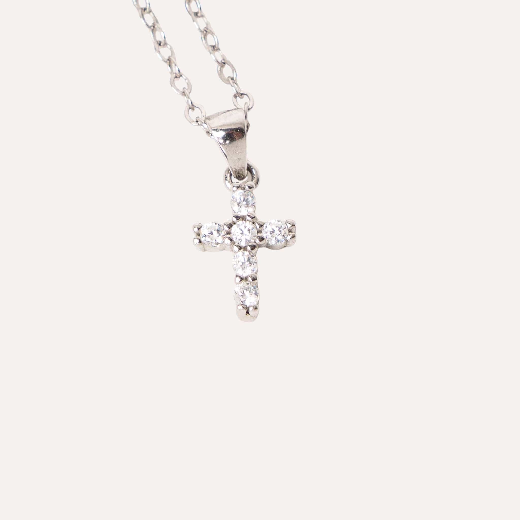 Collier croix Ève en argent 925 finition argent, orné de pierres scintillantes 