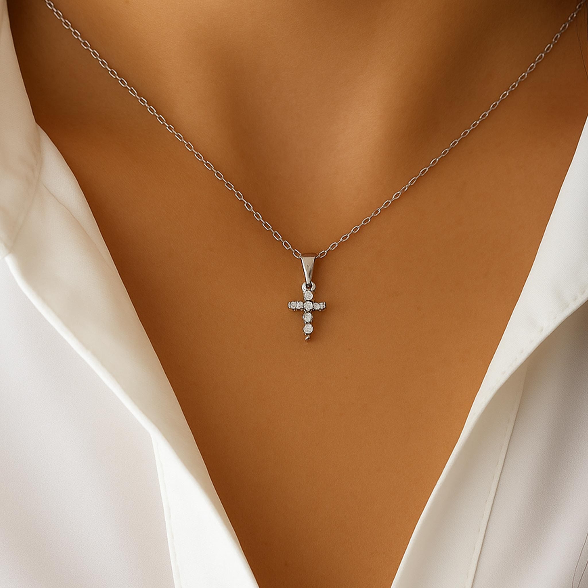 Collier Croix Ève Classique porte