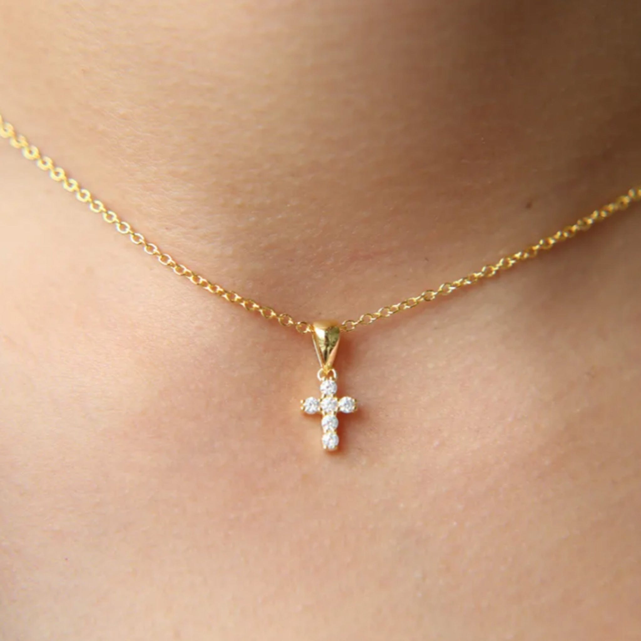 Collier croix Ève en argent 925 finition or, serti de pierres étincelantes