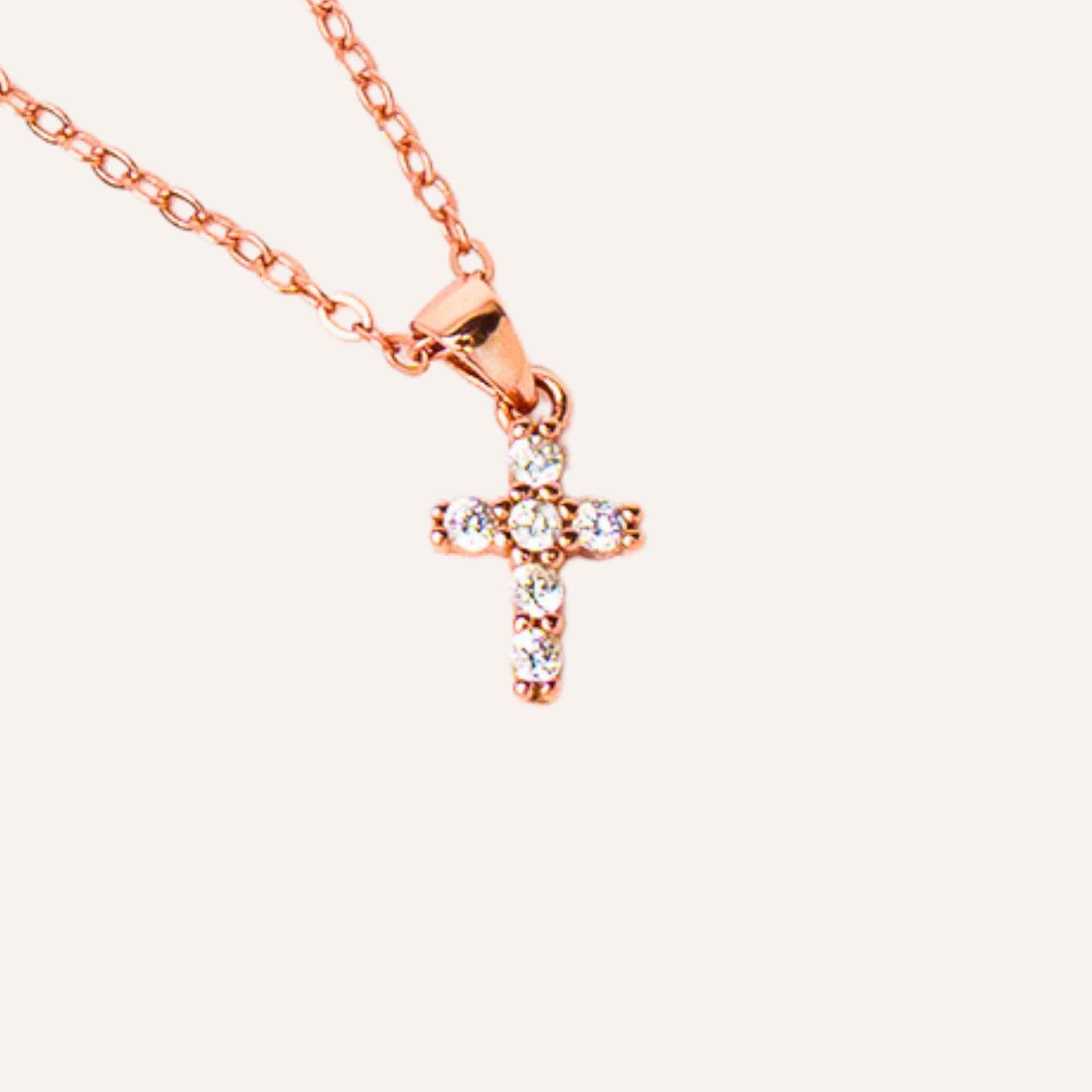 Collier croix Ève en or rose, décoré de zircons brillant
