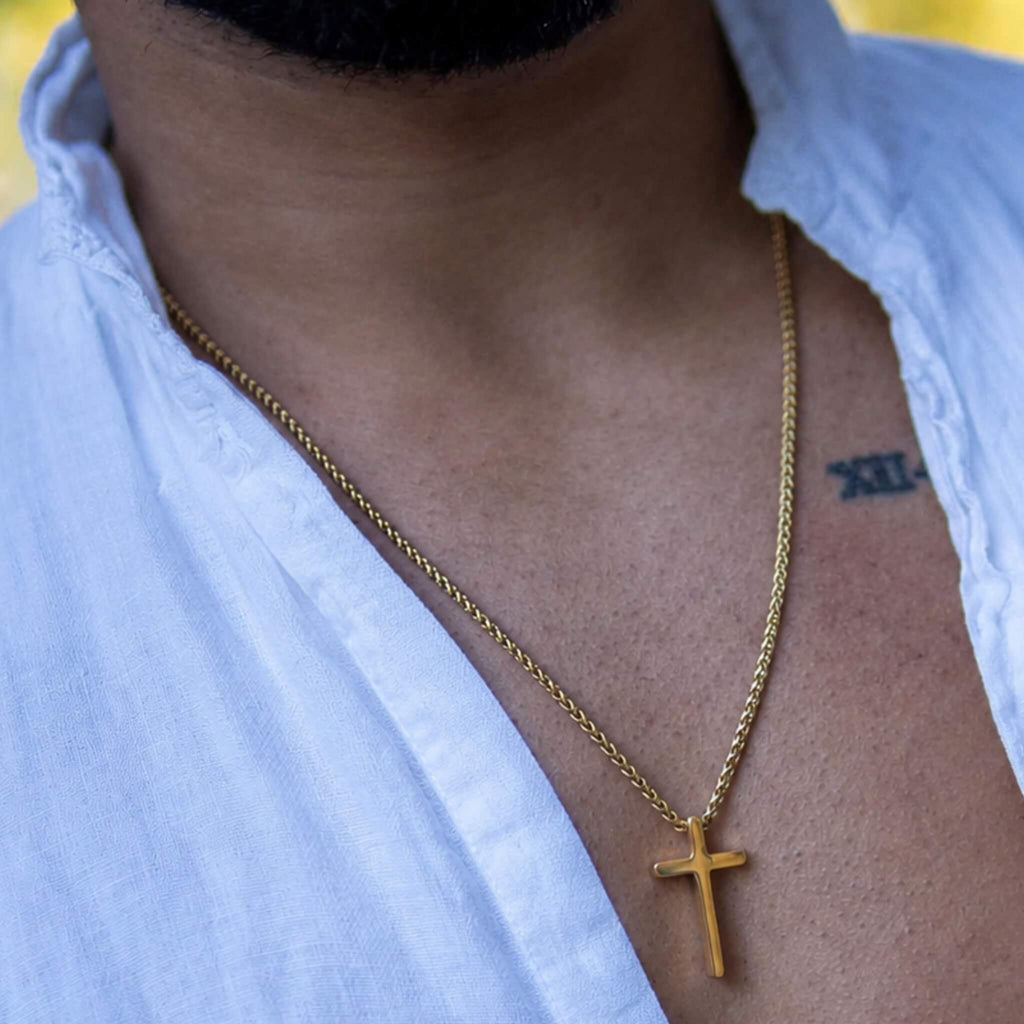 Collier croix homme or porté
