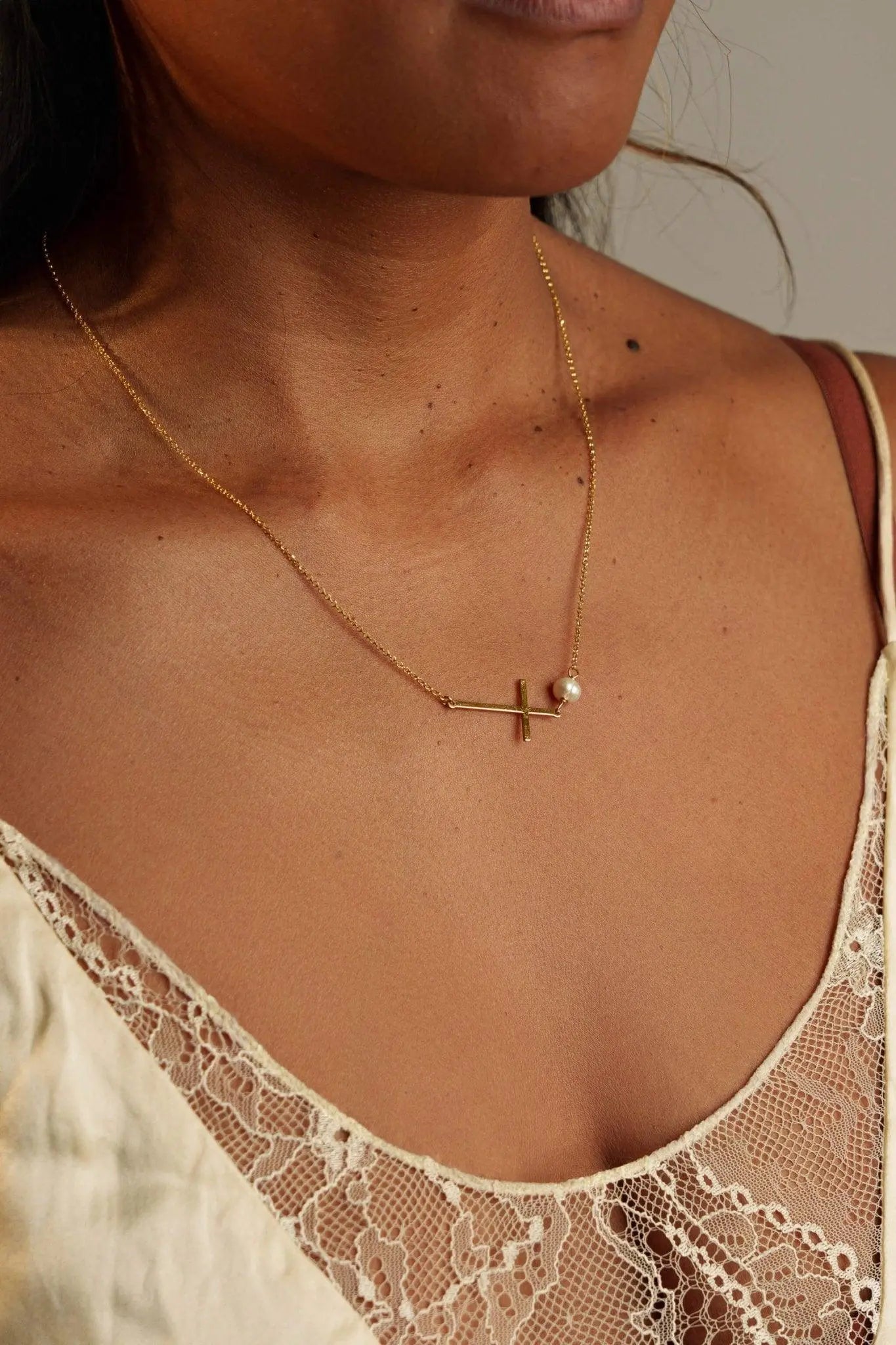 Collier Croix Horizontale Abigaïl sur mannequin