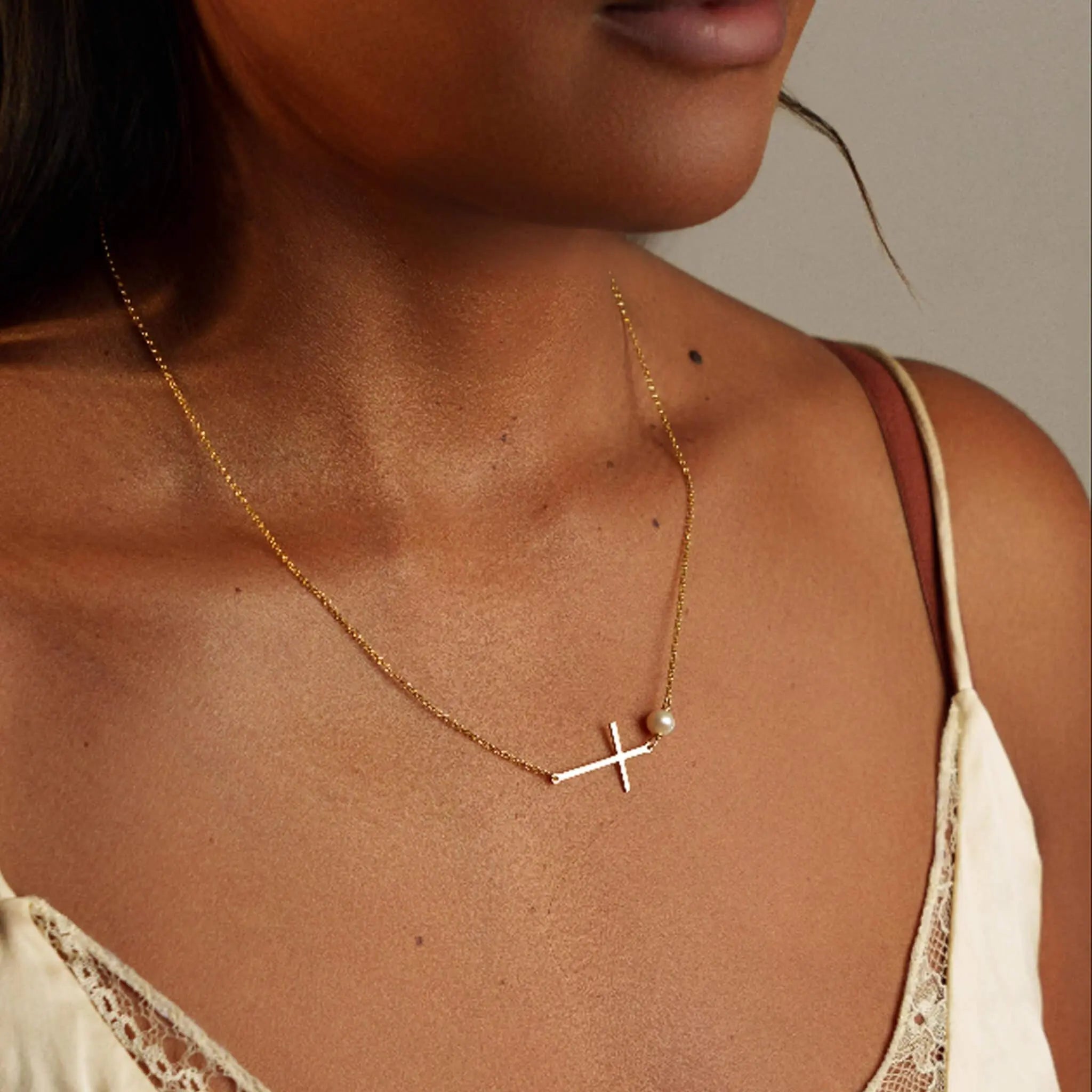 Collier Croix Horizontale Abigaïl porté