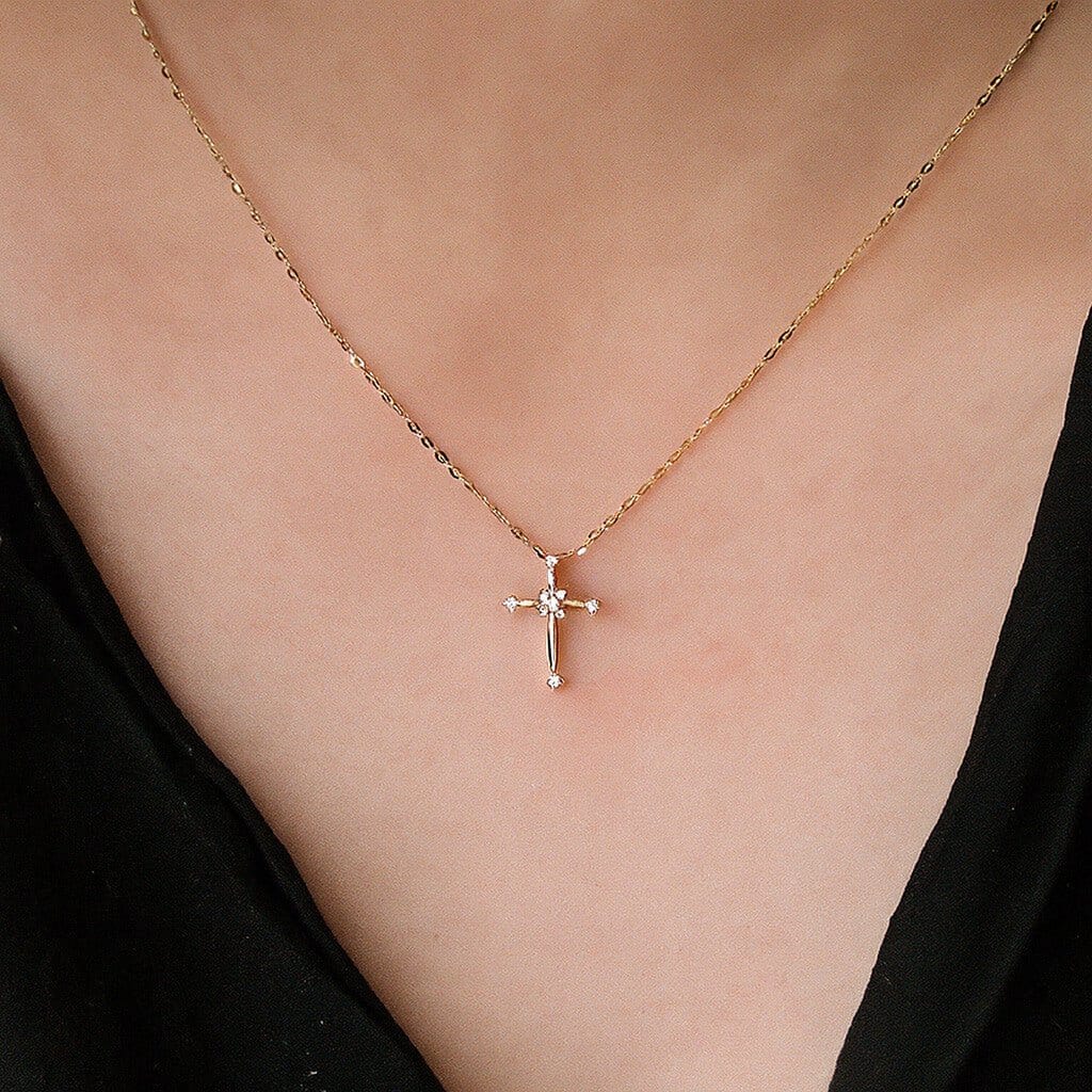 Collier croix Judith doré porté femme 