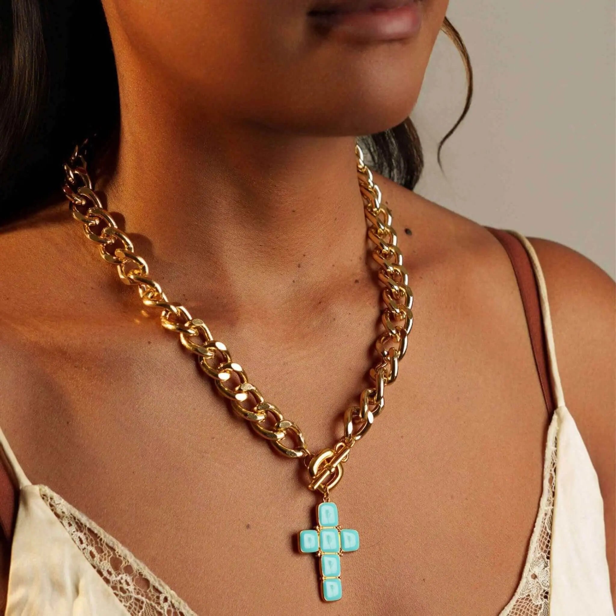 Collier Croix Léa bleu turquoise porté
