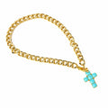 Collier Croix Léa en émail bleu turquoise sur fond blanc, pendentif artisanal en forme de croix avec chaîne dorée