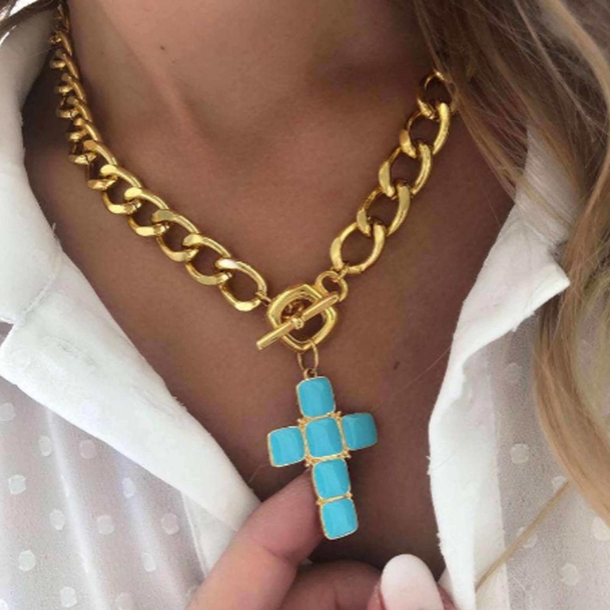 Collier Croix Léa porté avec une chemise blanche