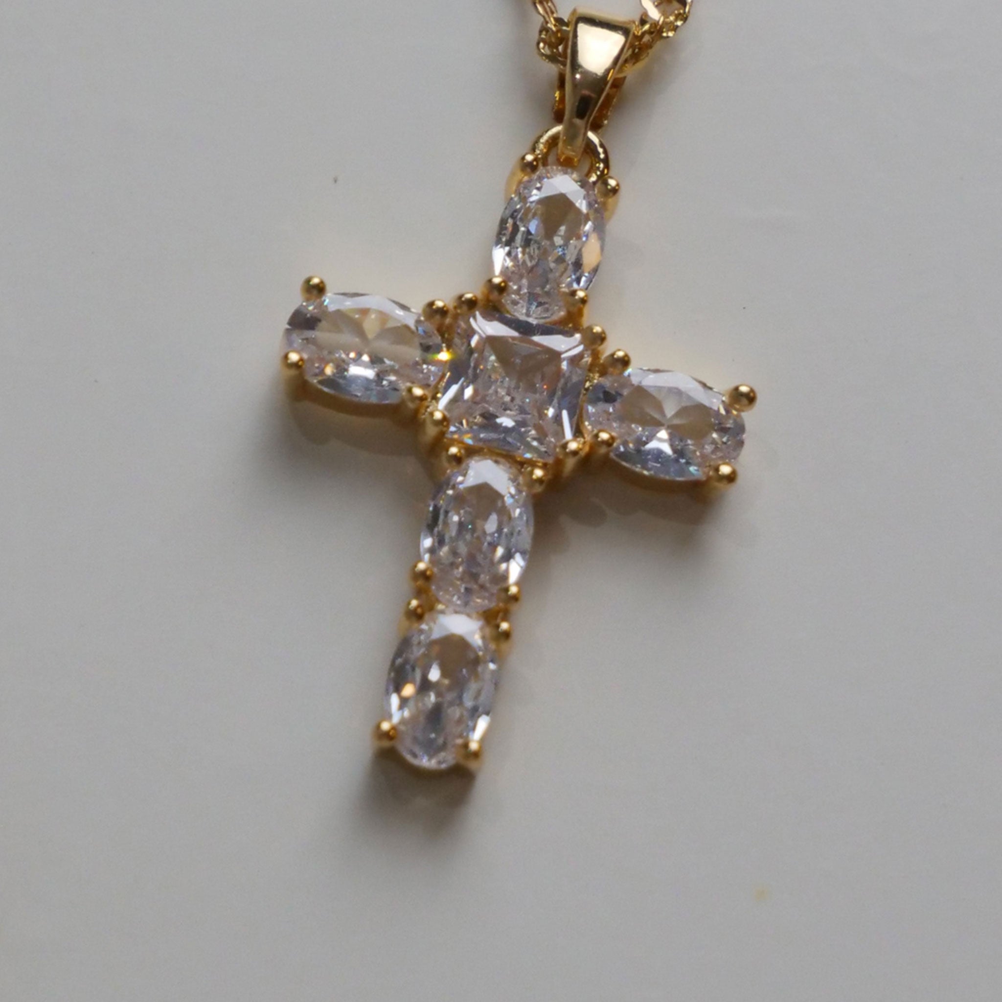 Collier Croix Lumière Divine - Acier Inoxydable Plaqué Or - Bijoux Croix