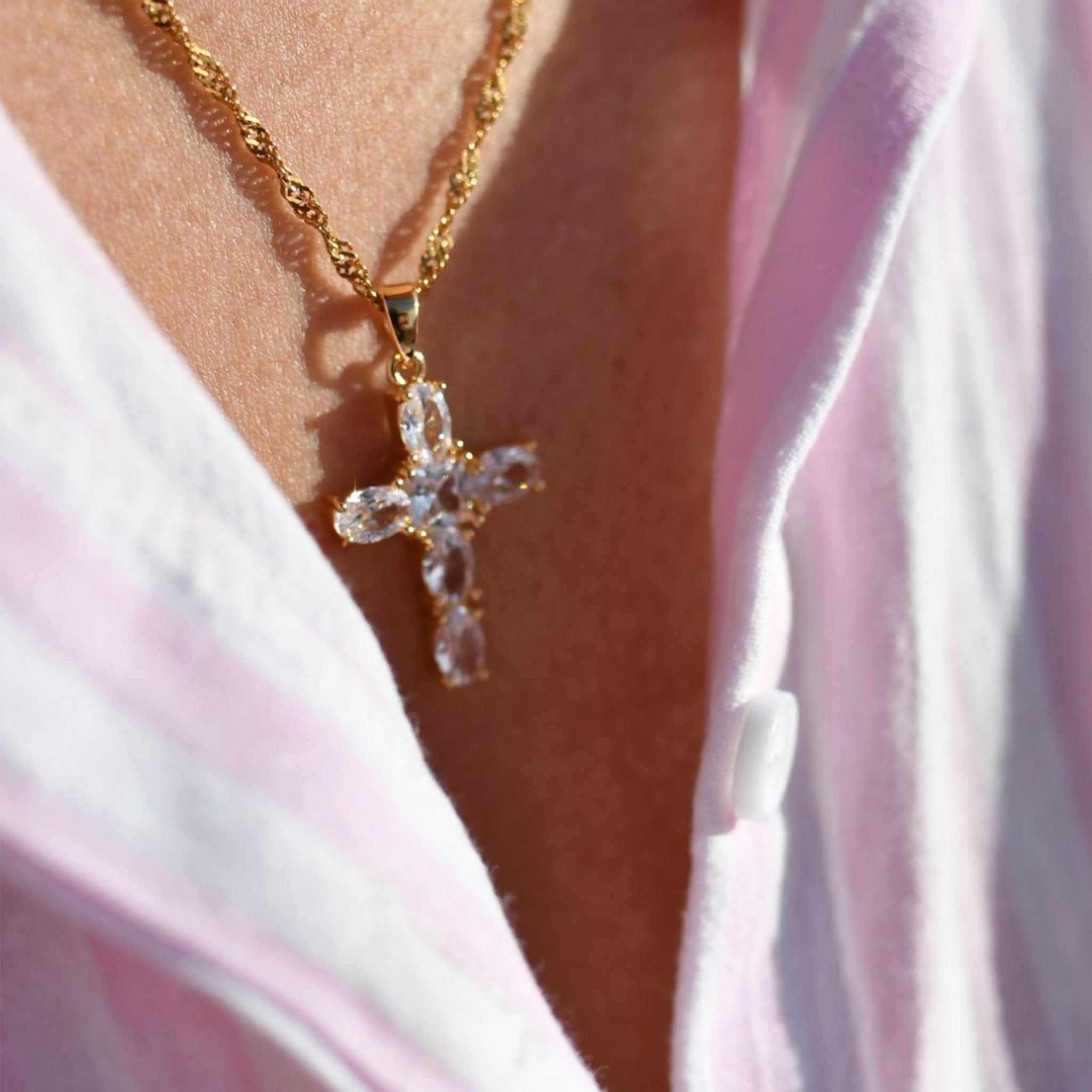 Collier Croix Lumière Divine - Acier Inoxydable Plaqué Or - Bijoux Croix