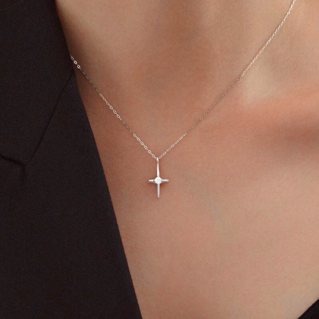 Collier Croix Lumière d’Espérance argent porté  