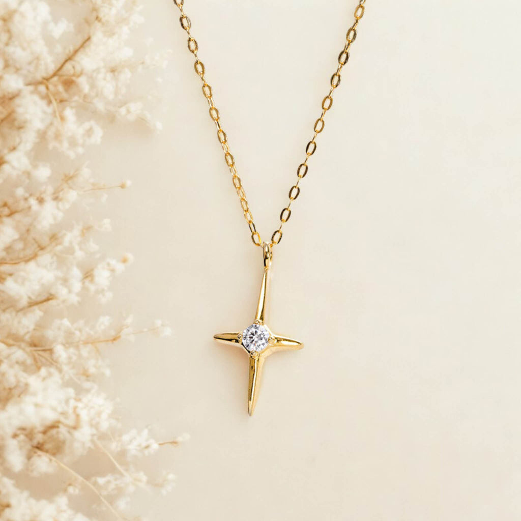 Collier croix lumiere esperance mis en scene