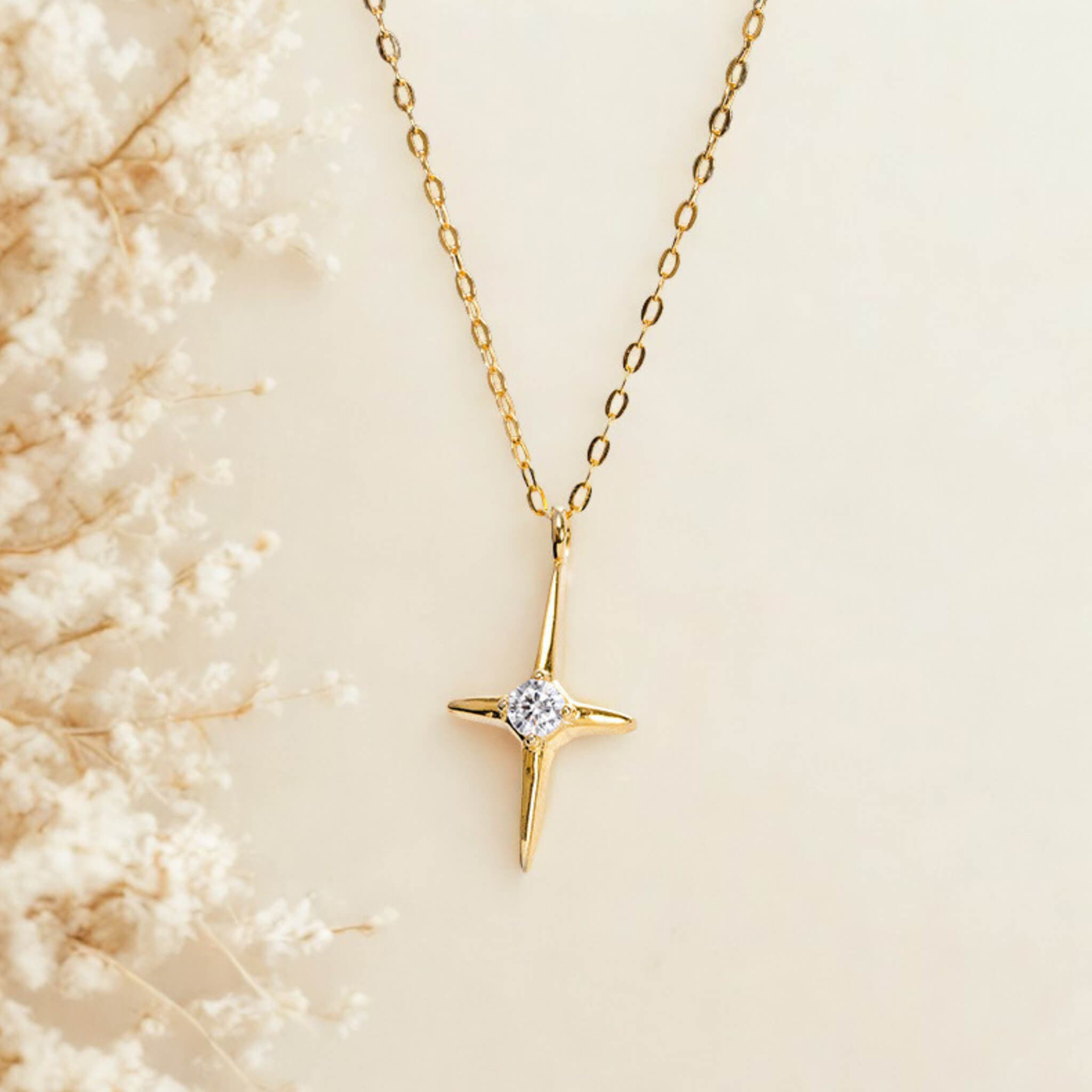 Collier croix lumiere esperance mis en scene